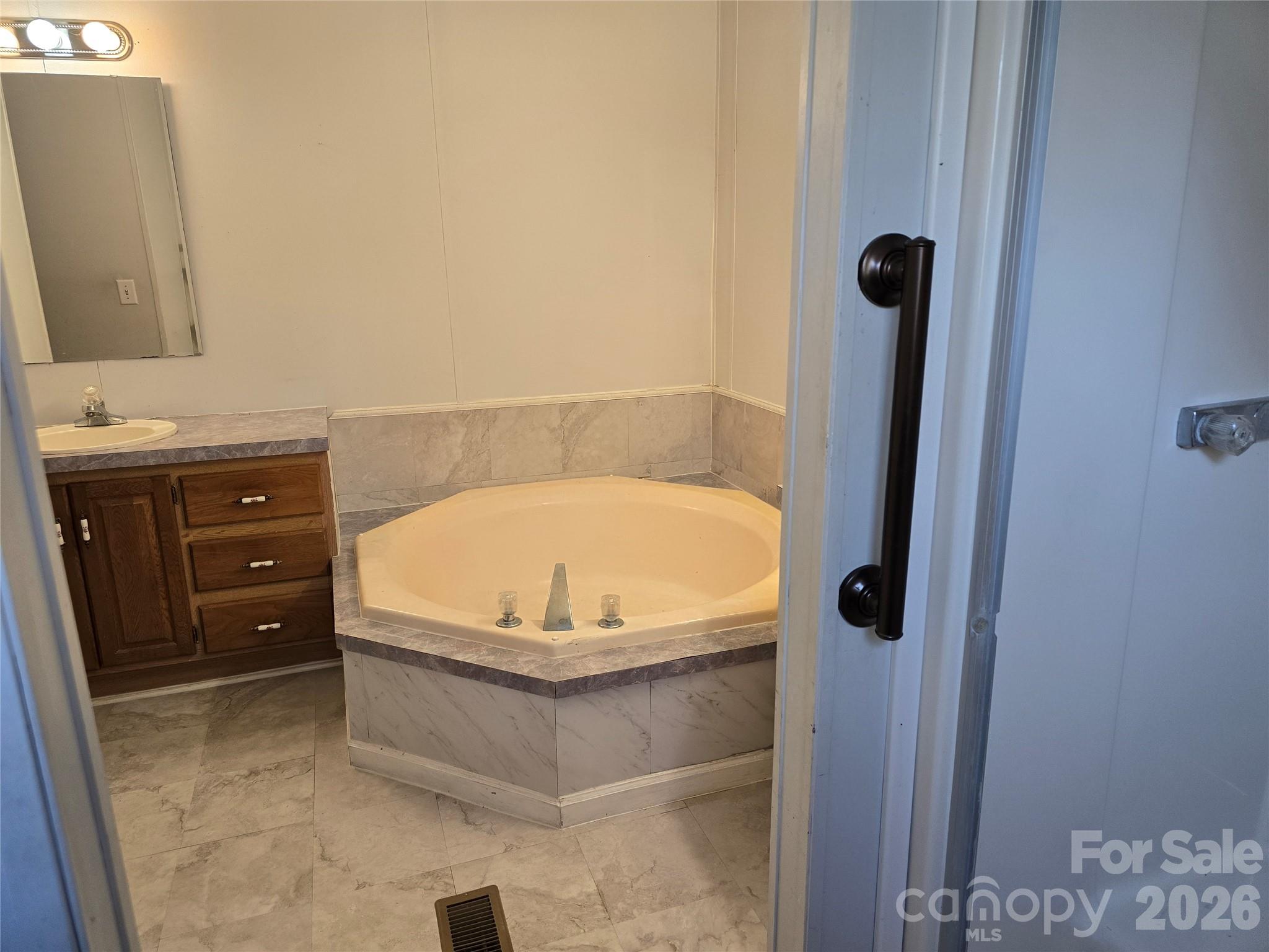 285 Skyuka Road — Statesville