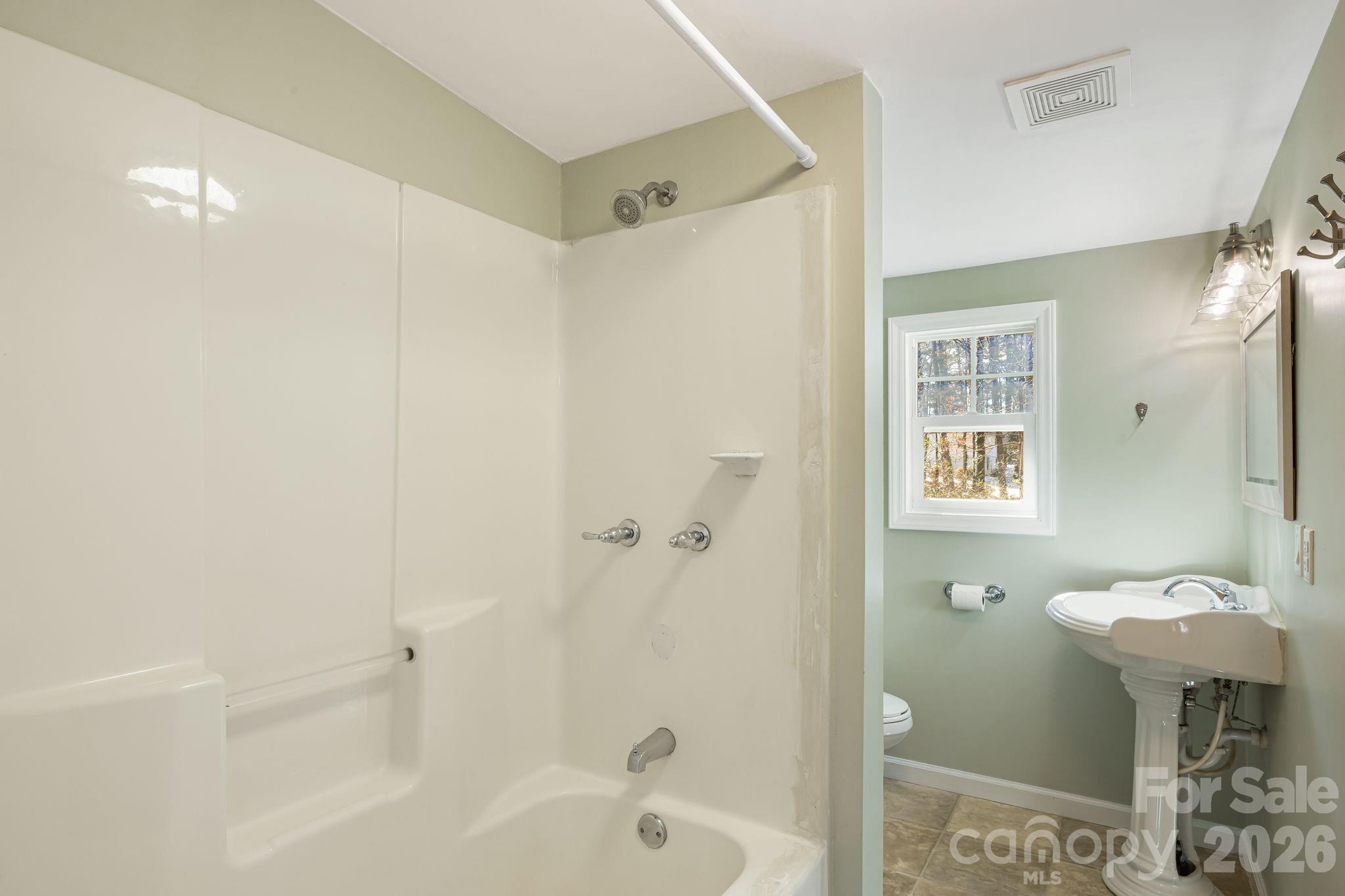 1015 Mountain View Street — Hendersonville