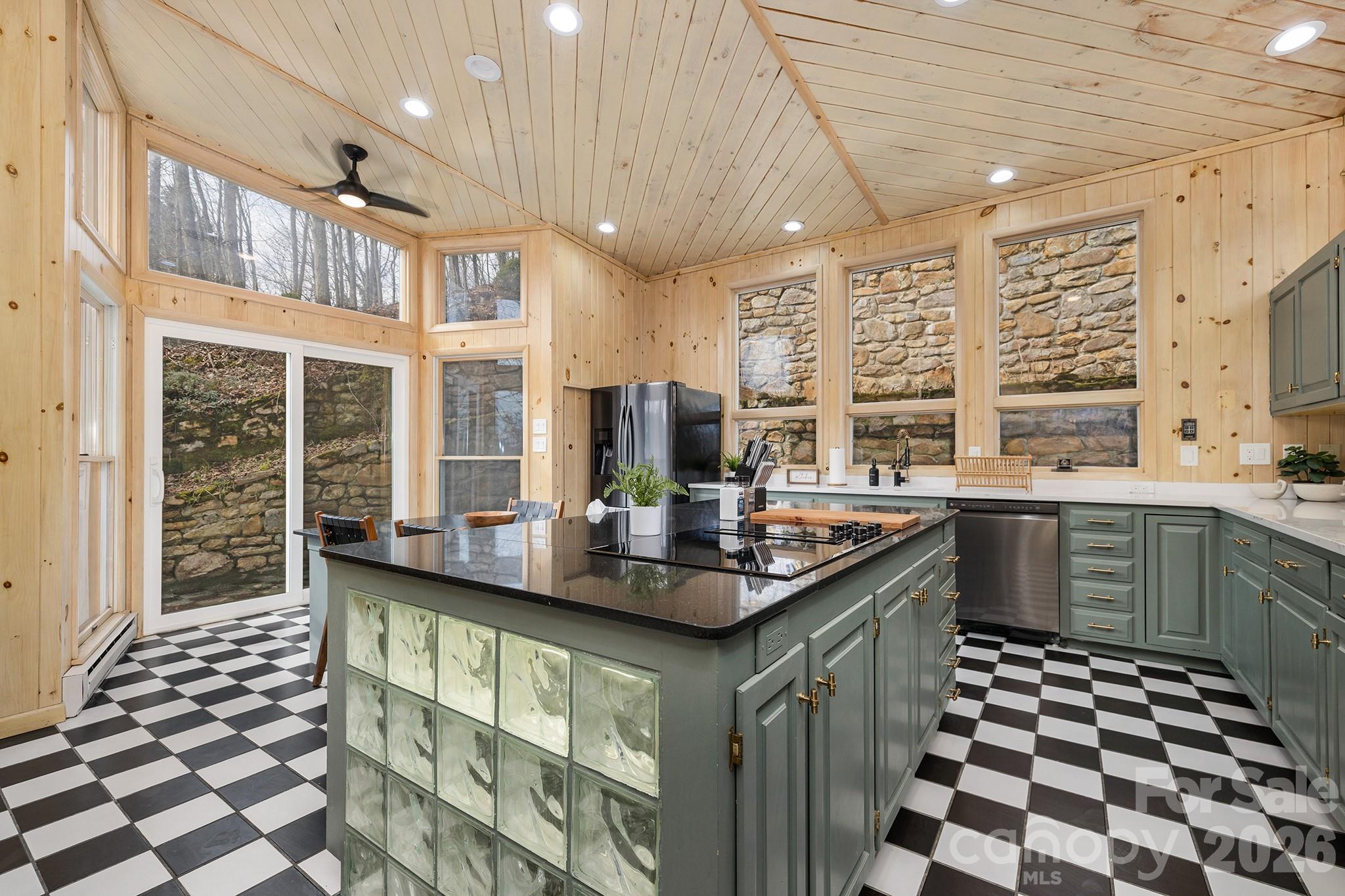 556/558 Thorncliff Drive — Seven Devils