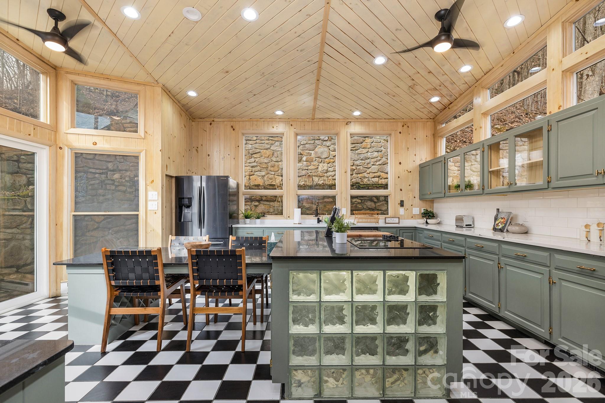 556/558 Thorncliff Drive — Seven Devils