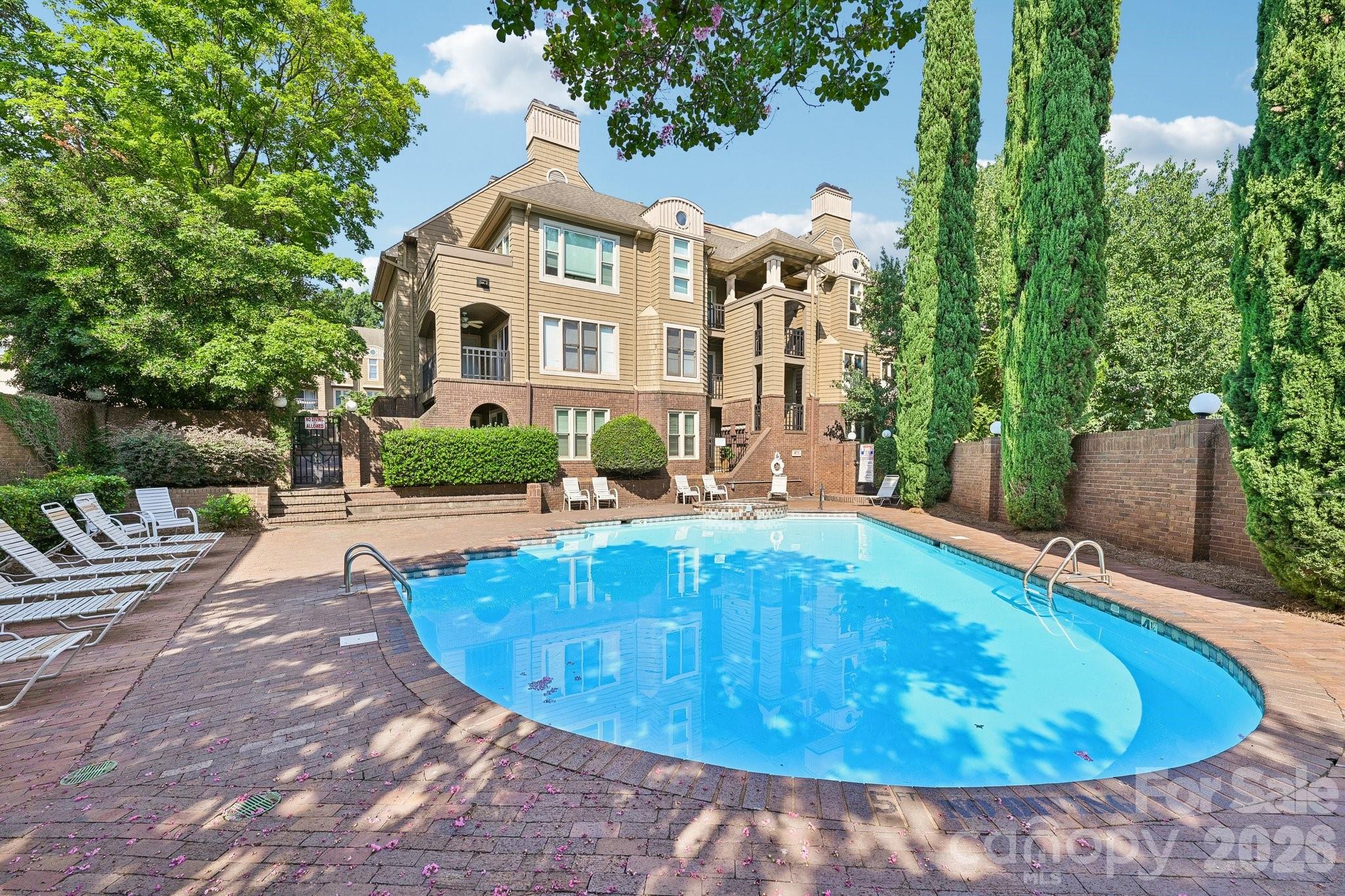 1109 E Morehead Street #16 — Charlotte