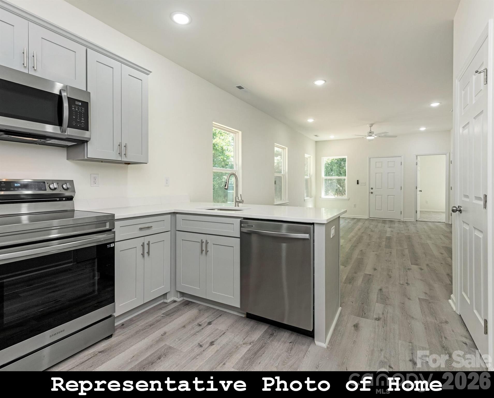 962 S Hoskins Road — Charlotte