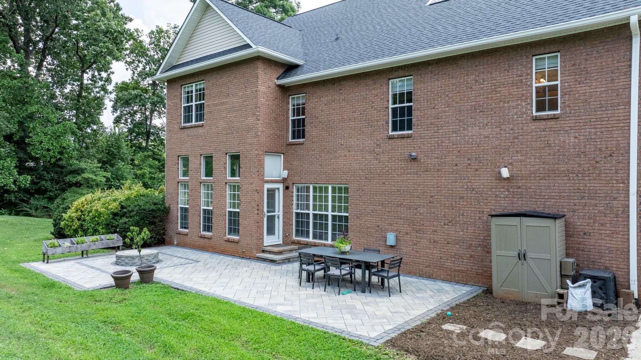 1221 Willow Creek Drive — Newton