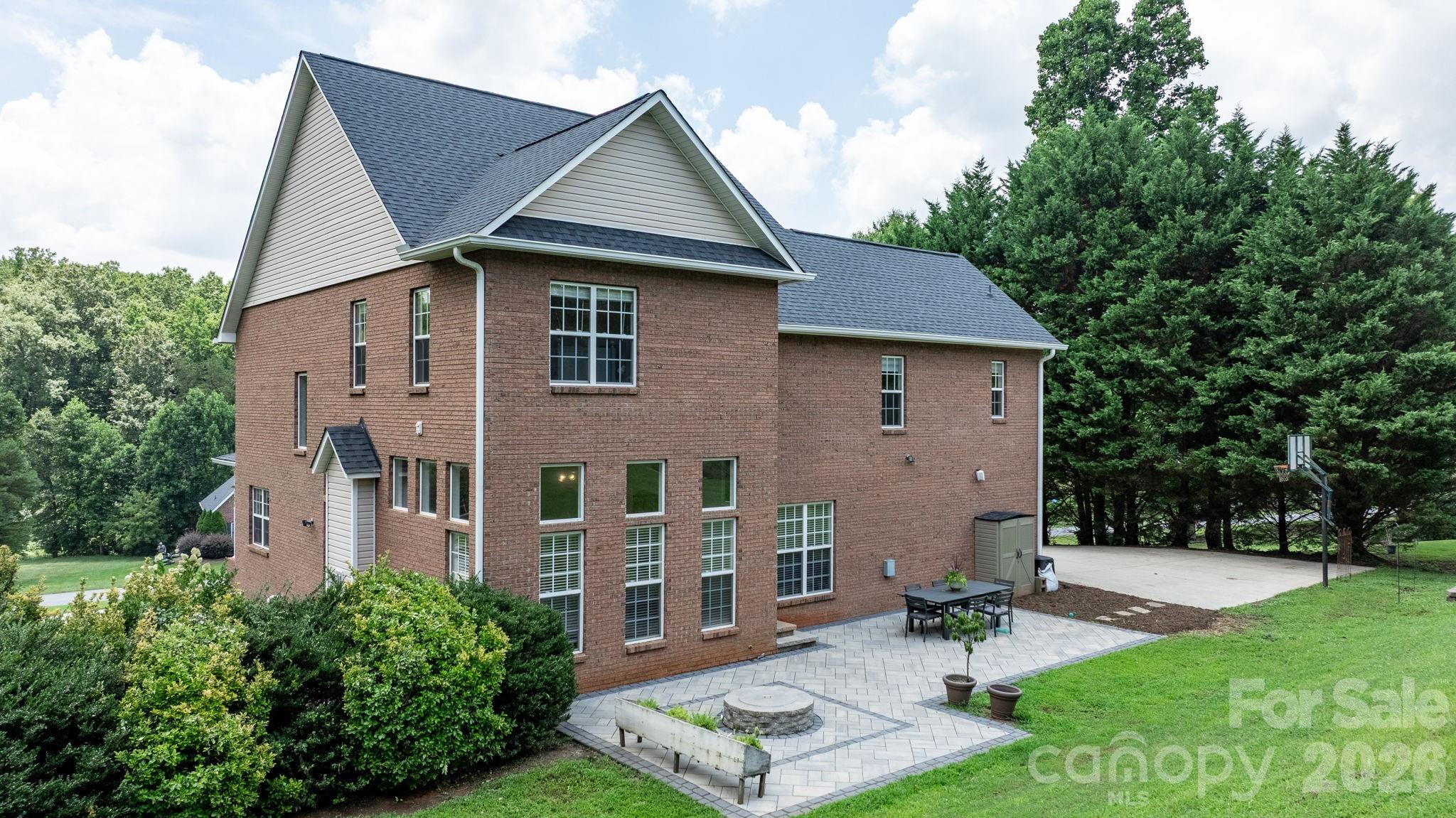 1221 Willow Creek Drive — Newton