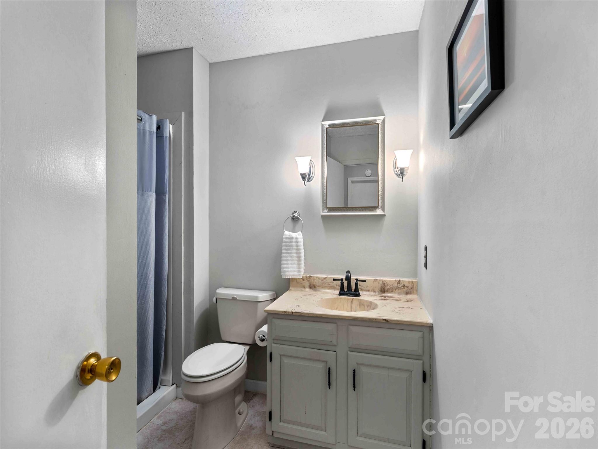193 Freedom Road — Hendersonville