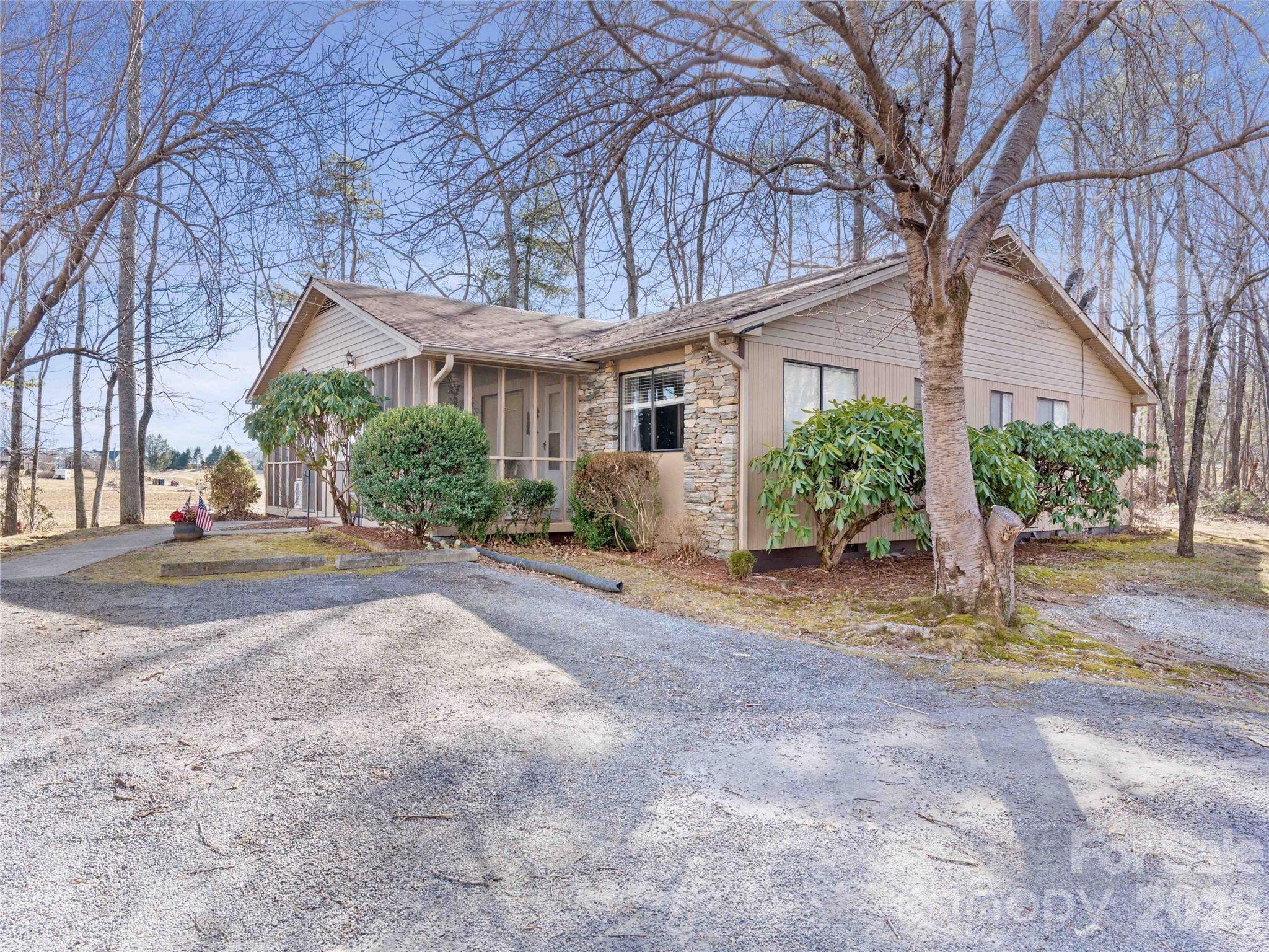 193 Freedom Road — Hendersonville