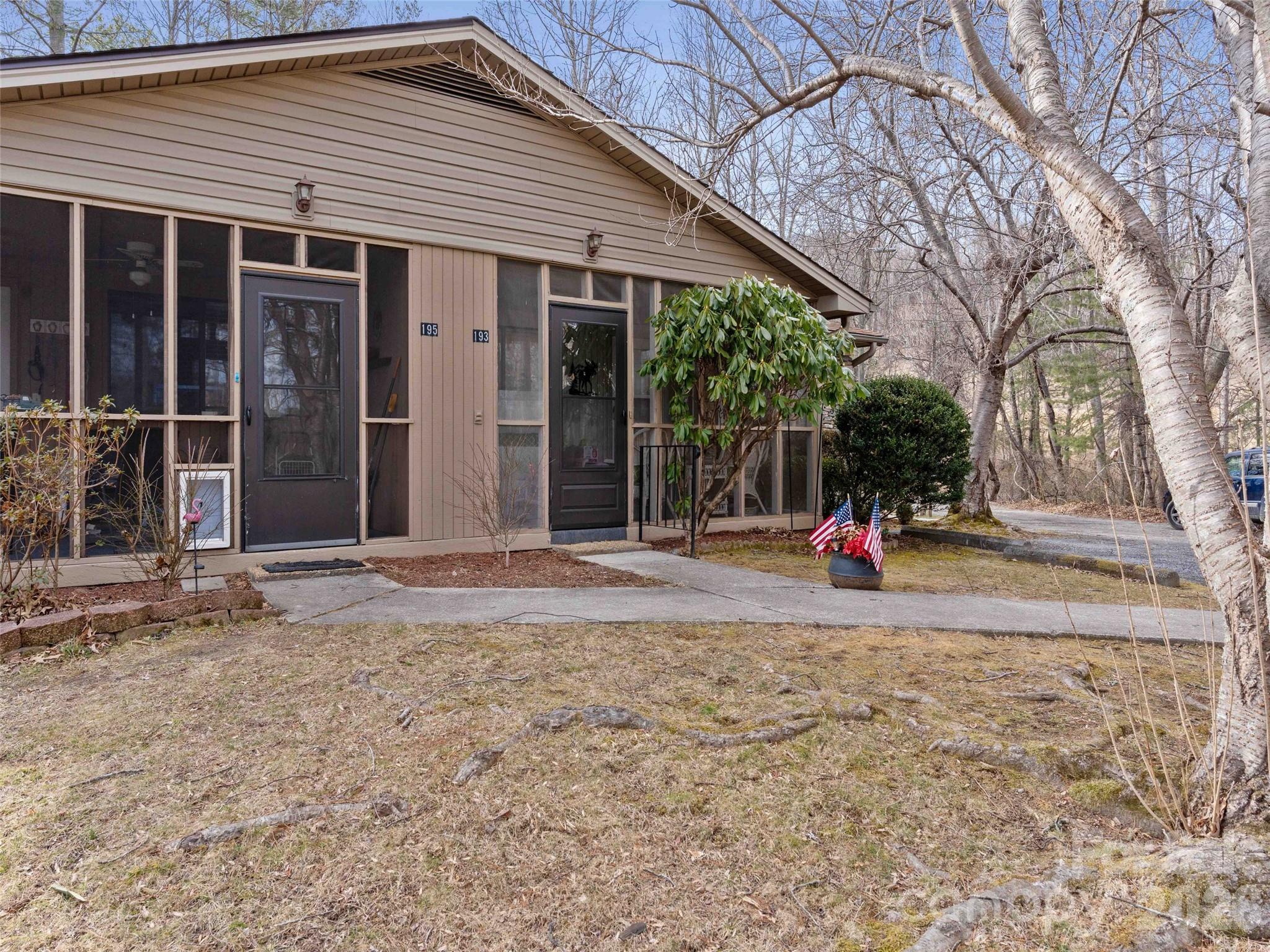 193 Freedom Road — Hendersonville