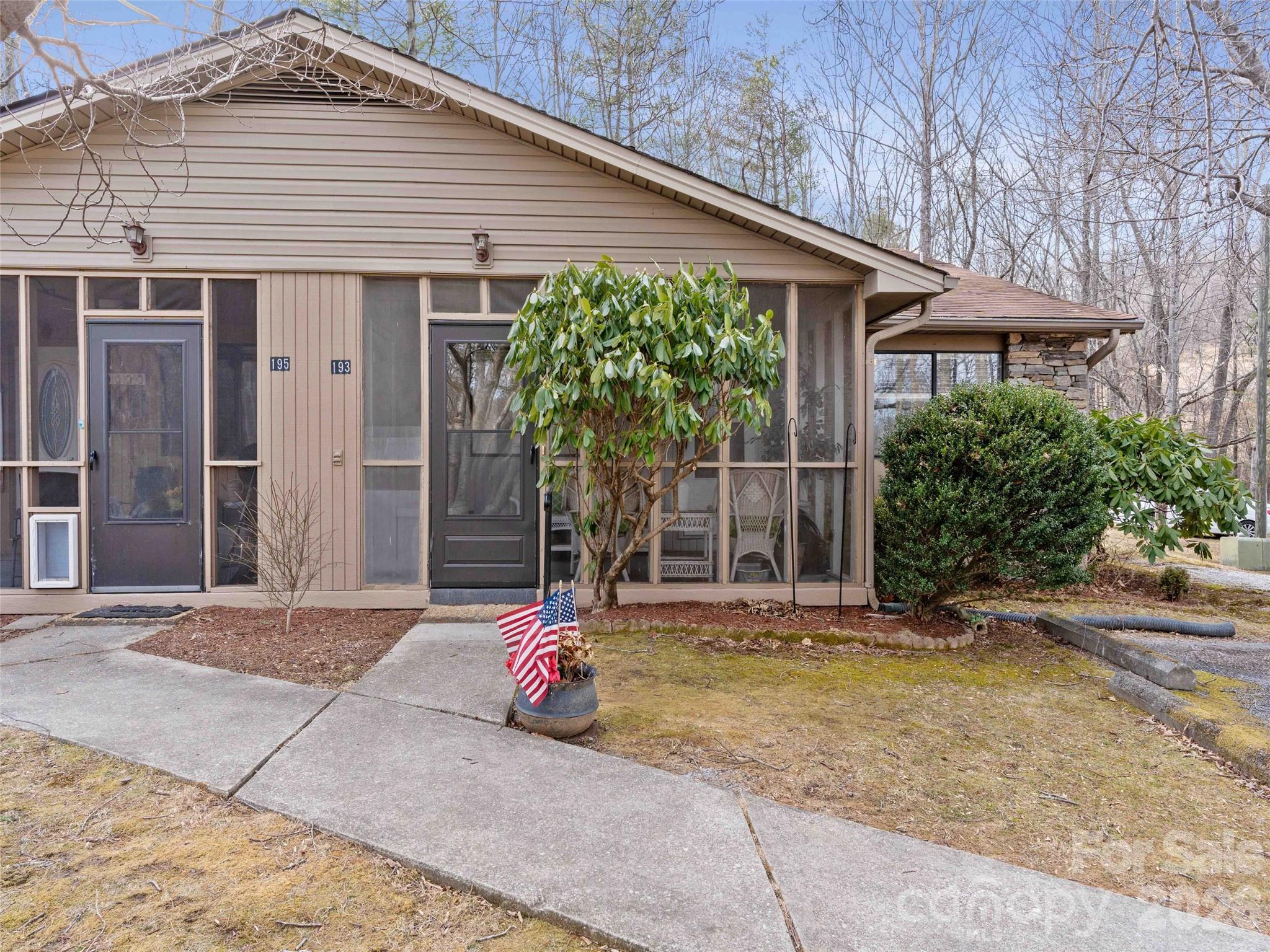 193 Freedom Road — Hendersonville
