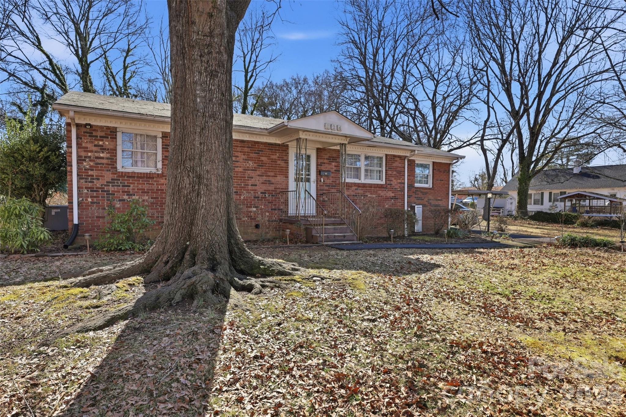 324 17th Avenue NE — Hickory