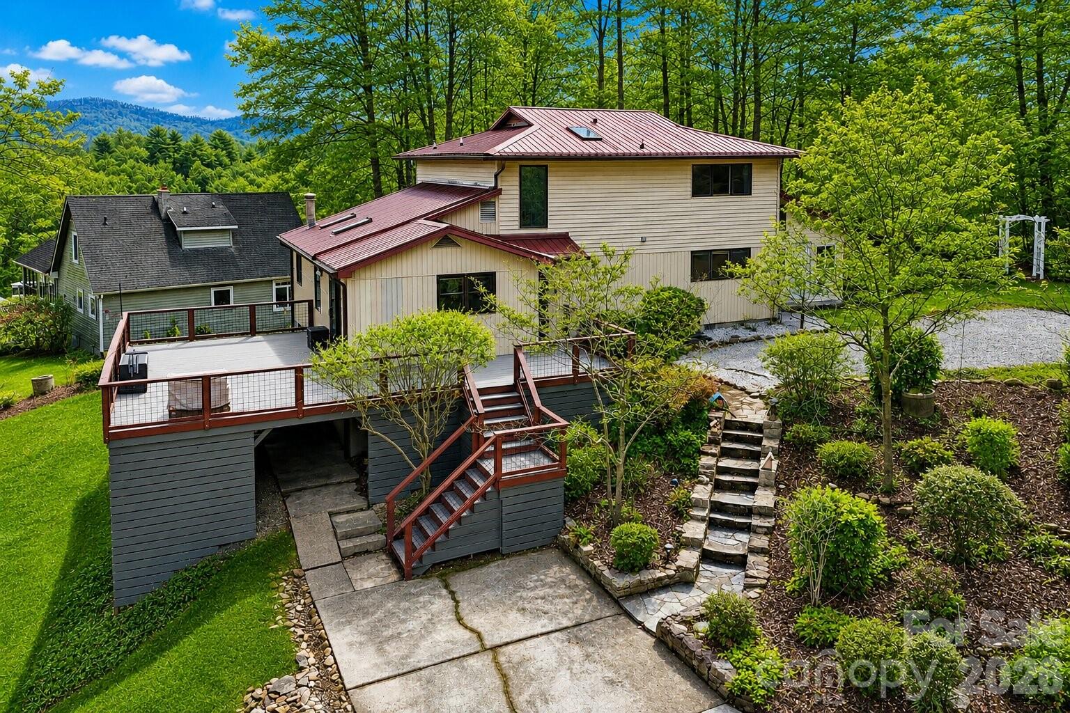 623 Owensby Road — Hendersonville