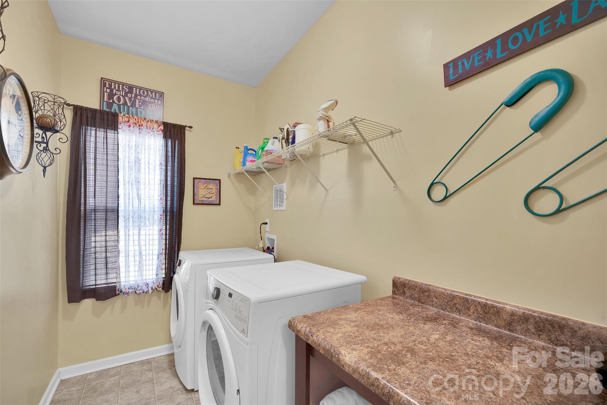 2527 Courtland Drive — Clover