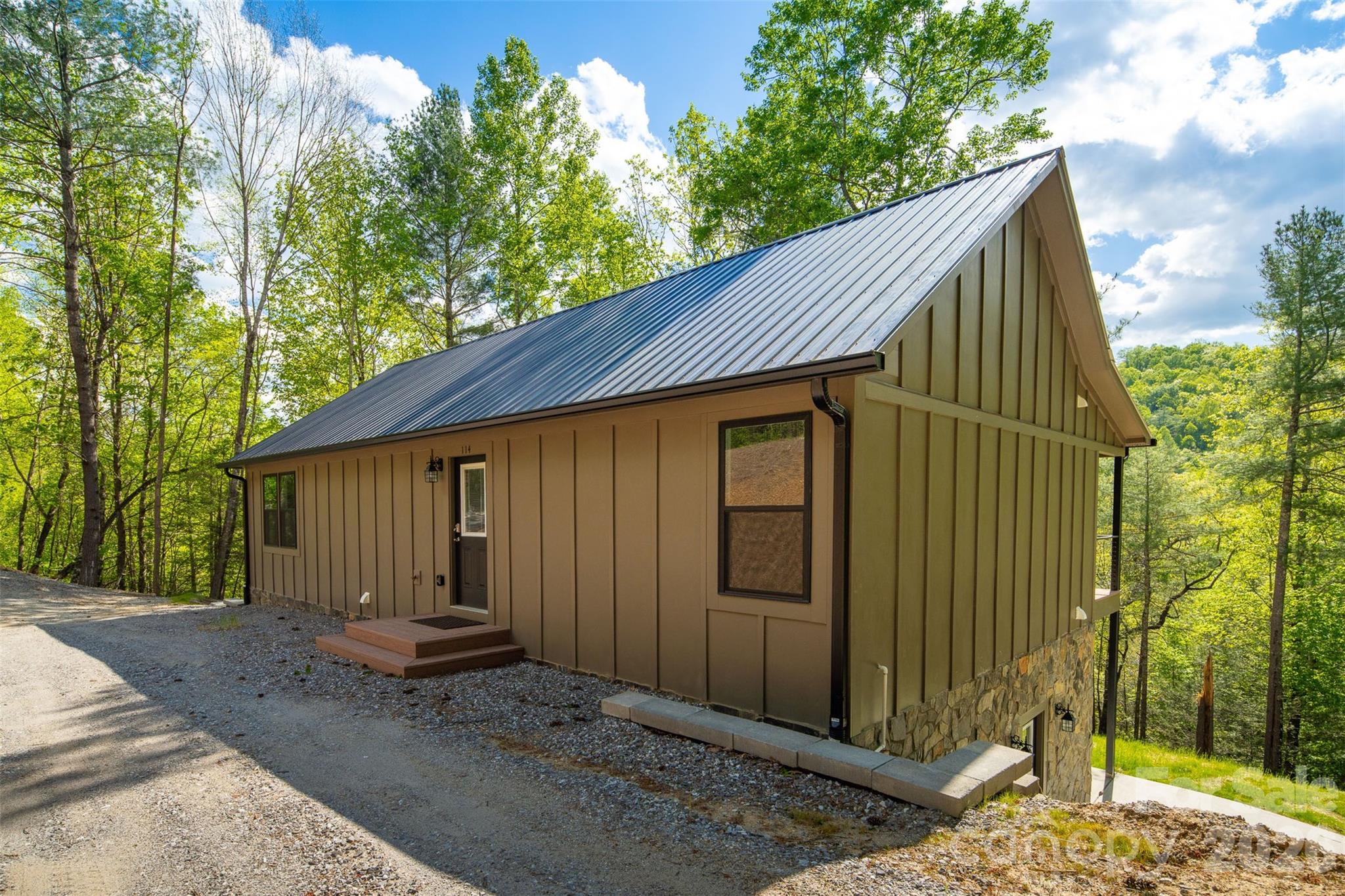 114 Woodpecker Road — Purlear