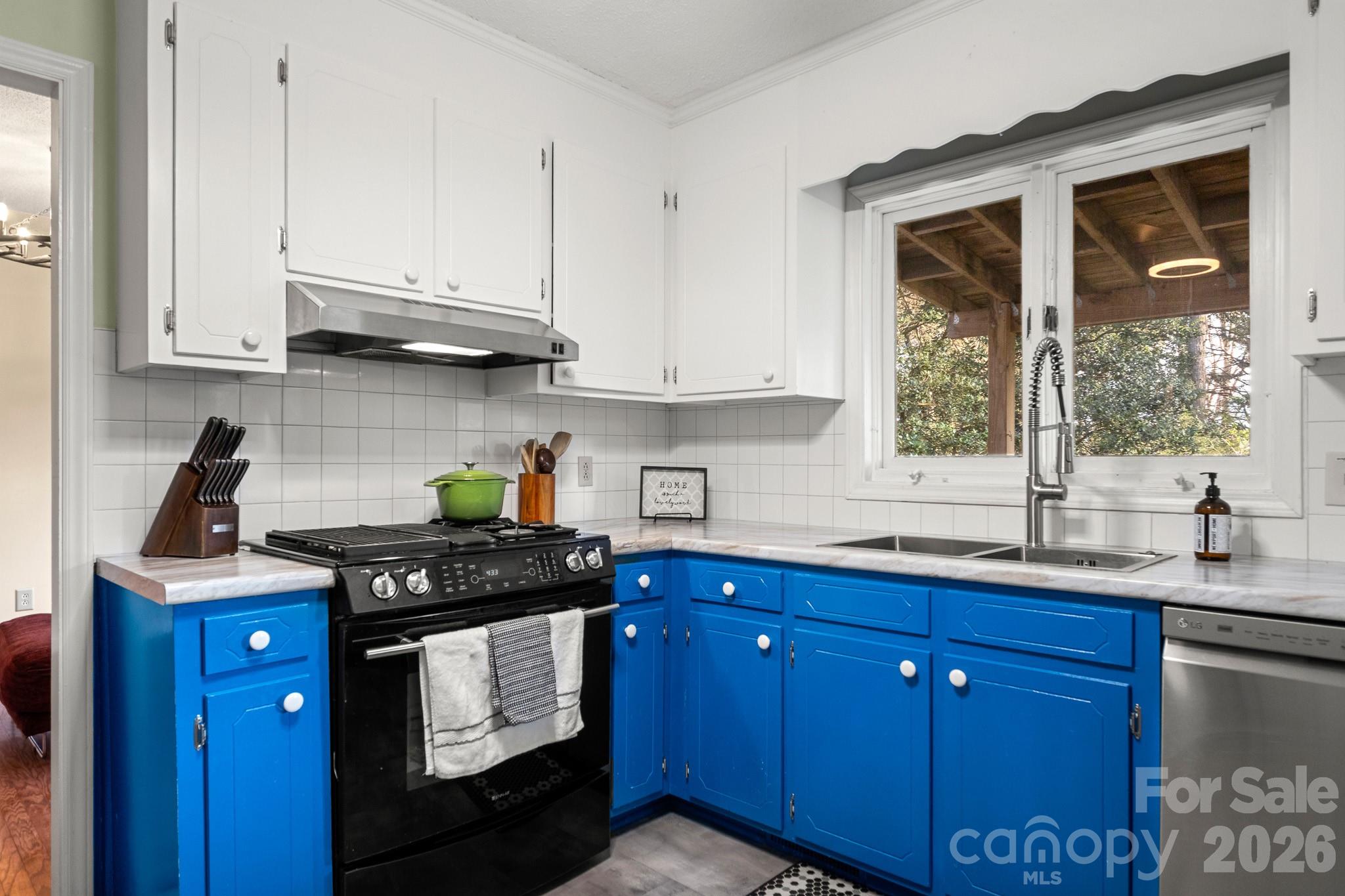 9118 Windjammer Drive — Tega Cay