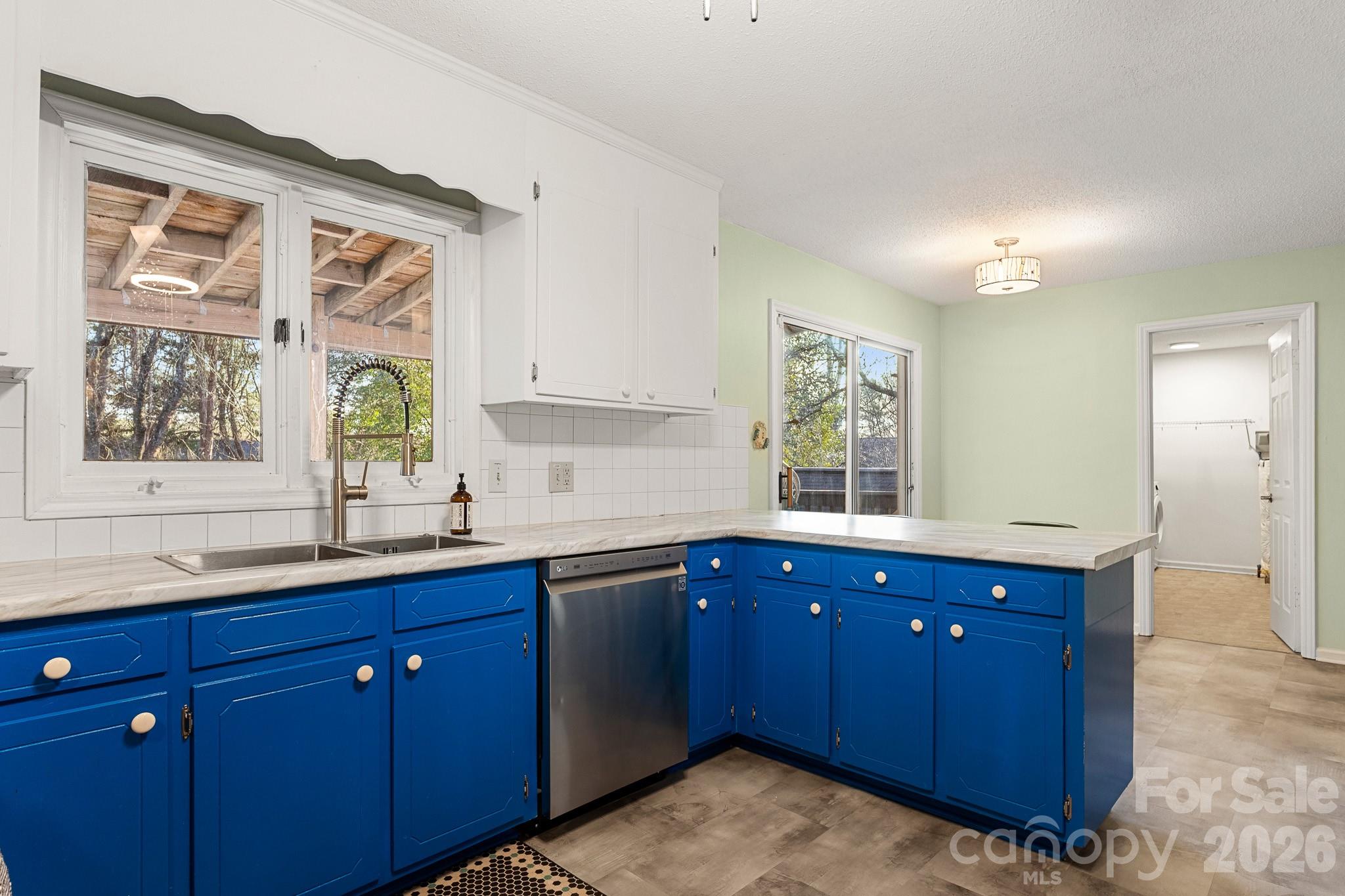 9118 Windjammer Drive — Tega Cay
