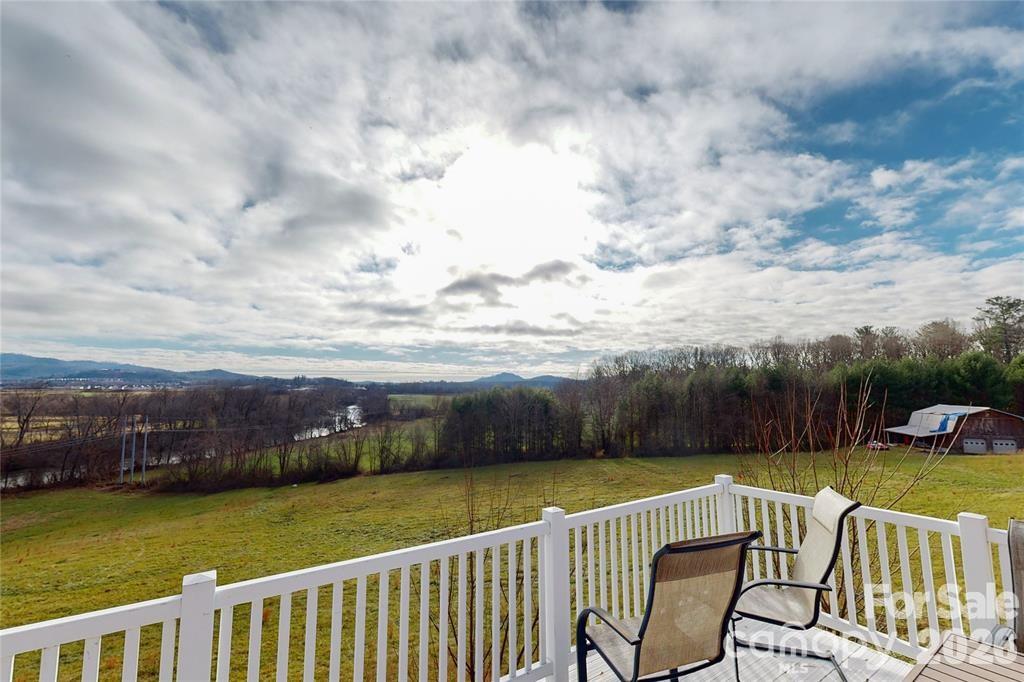 598 Miles View Road — Mills River
