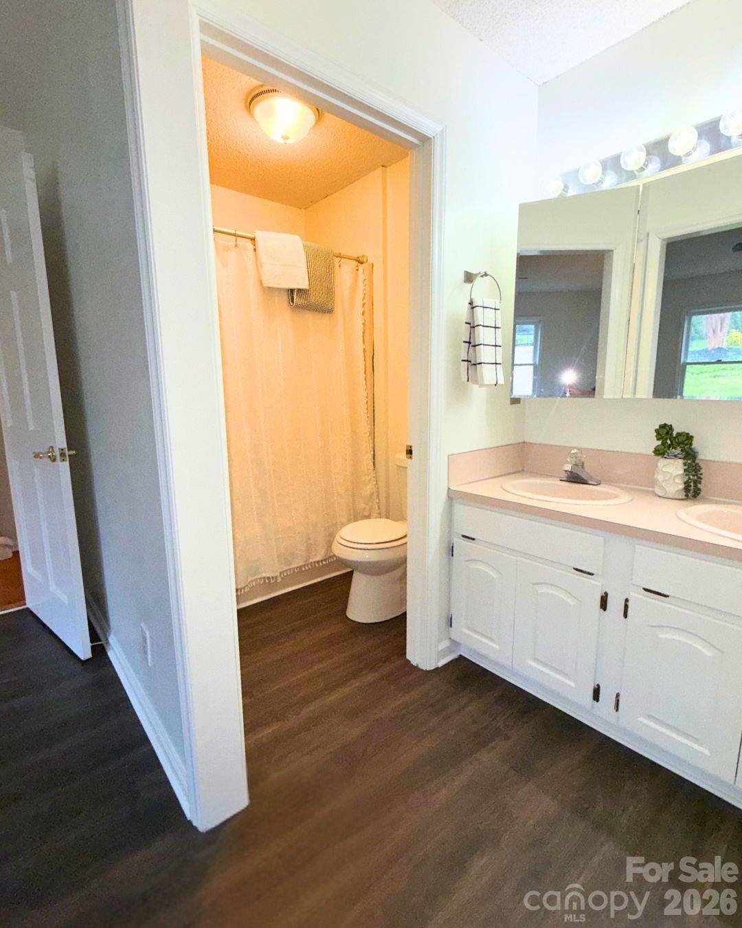 5969 Gold Creek Estate Drive — Hickory