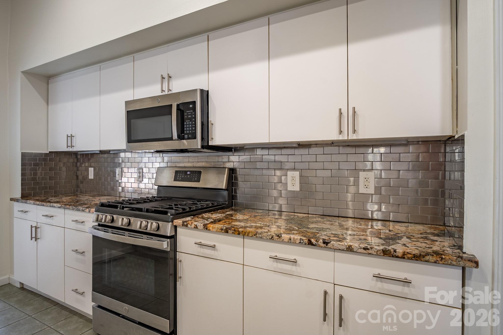 208 Island View Road — Mount Holly