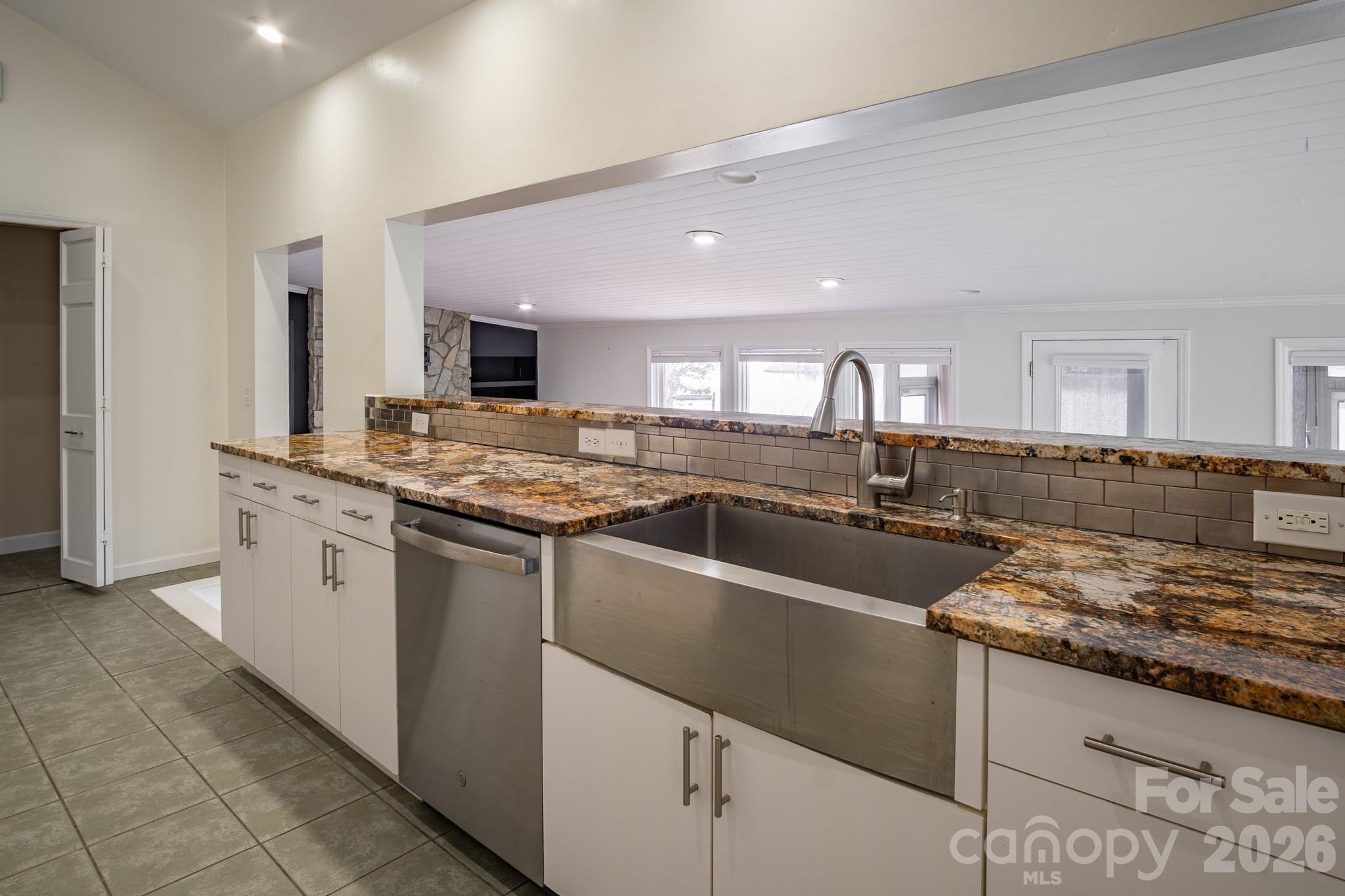 208 Island View Road — Mount Holly