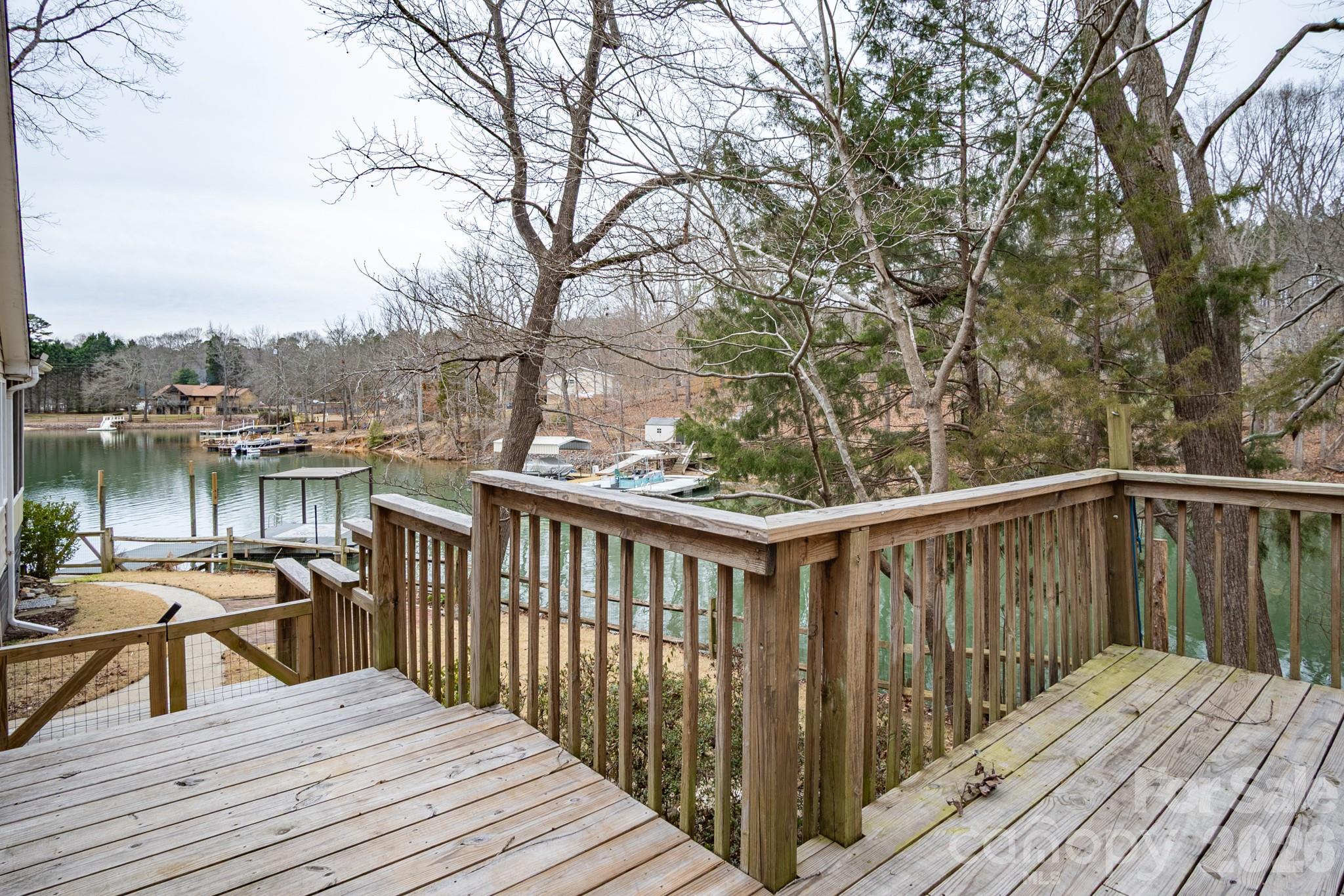208 Island View Road — Mount Holly