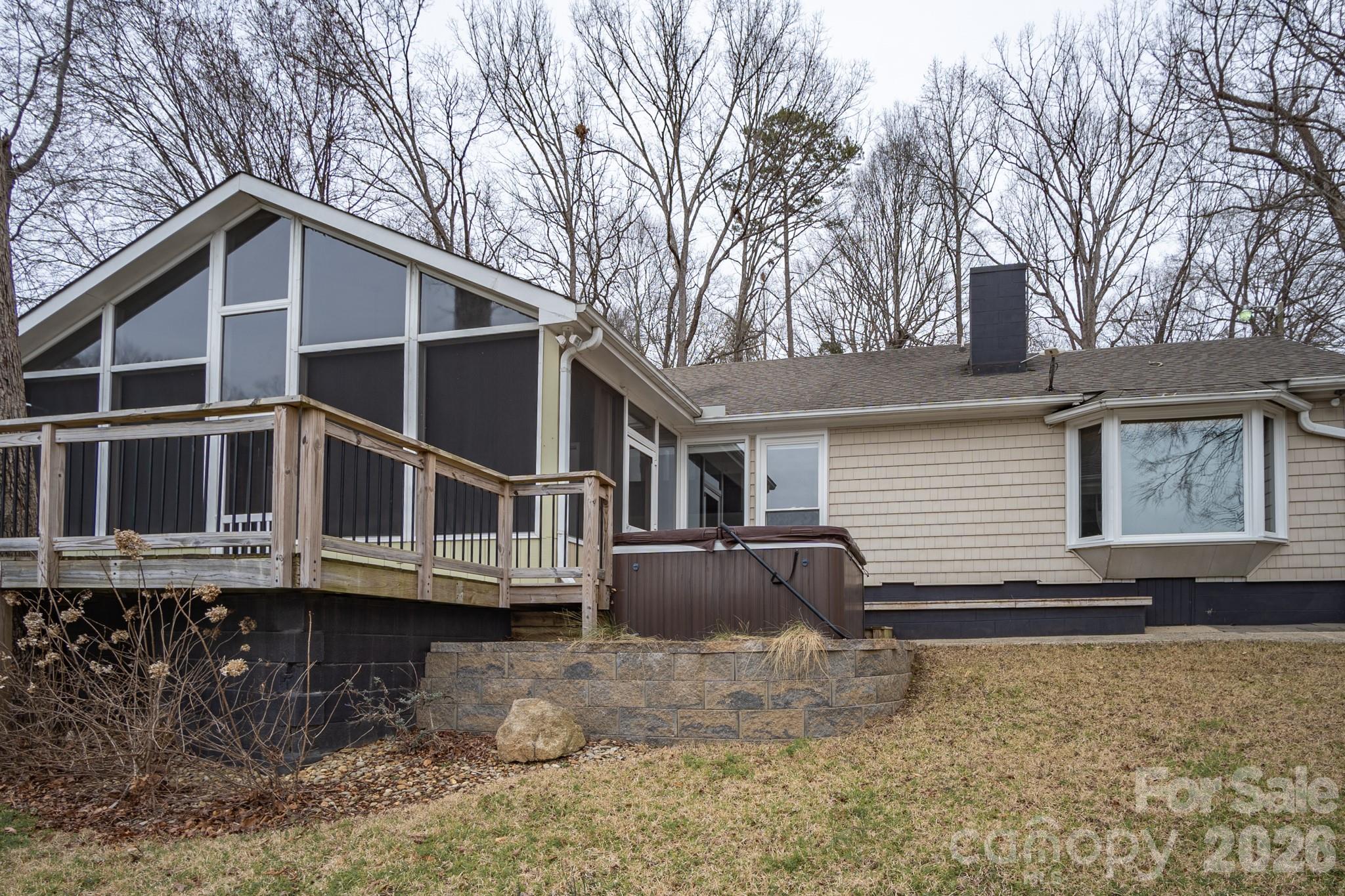 208 Island View Road — Mount Holly
