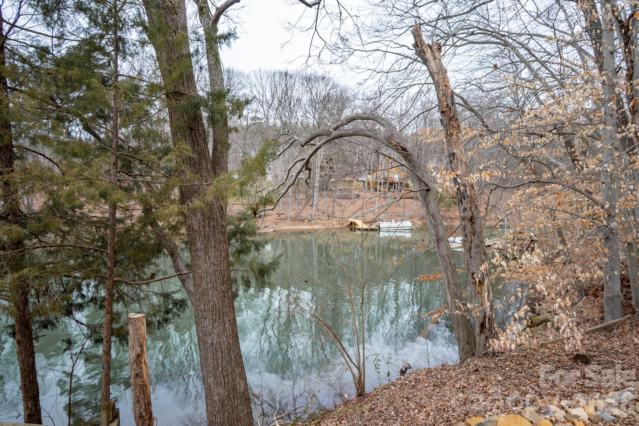 208 Island View Road — Mount Holly