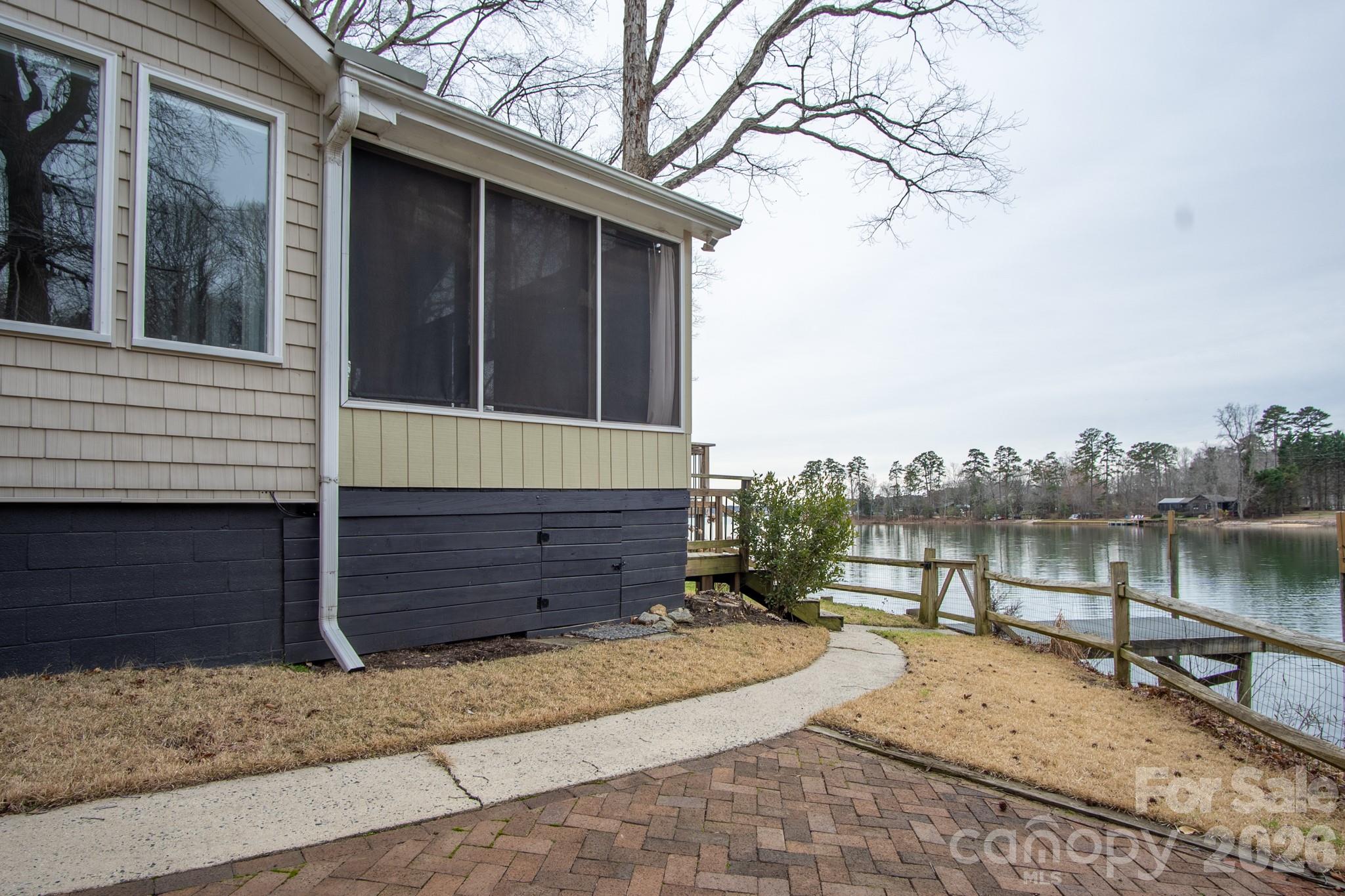 208 Island View Road — Mount Holly