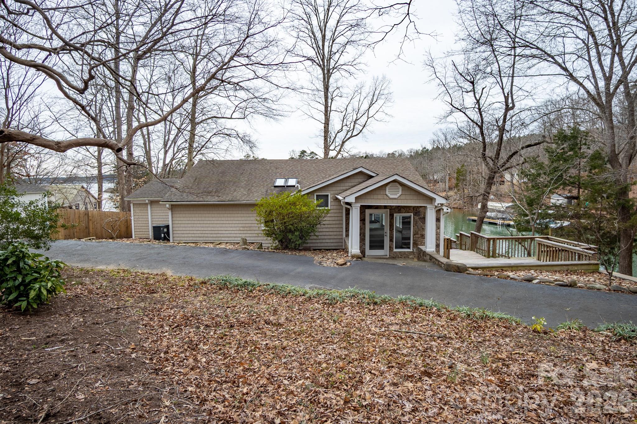 208 Island View Road — Mount Holly