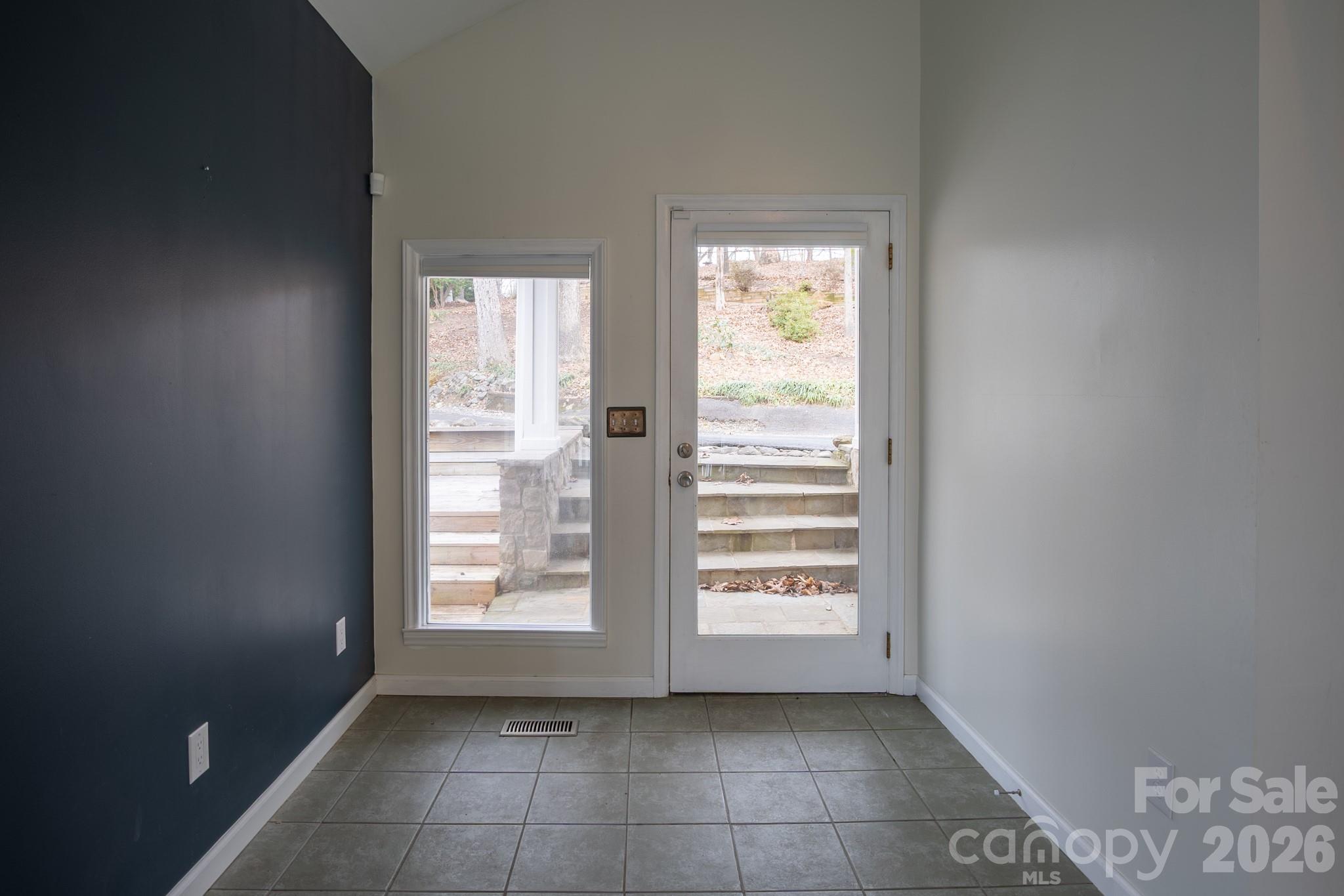 208 Island View Road — Mount Holly