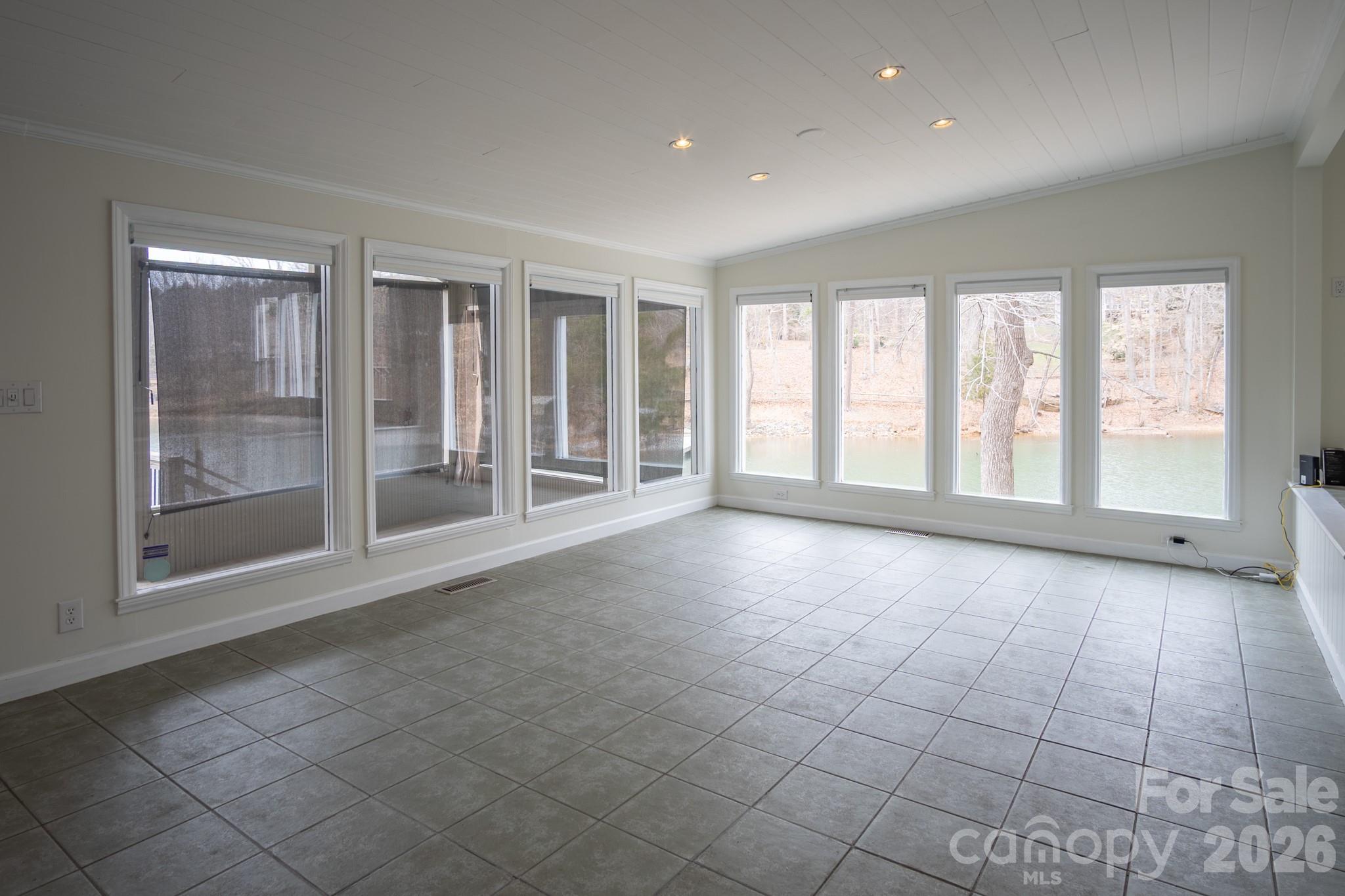 208 Island View Road — Mount Holly