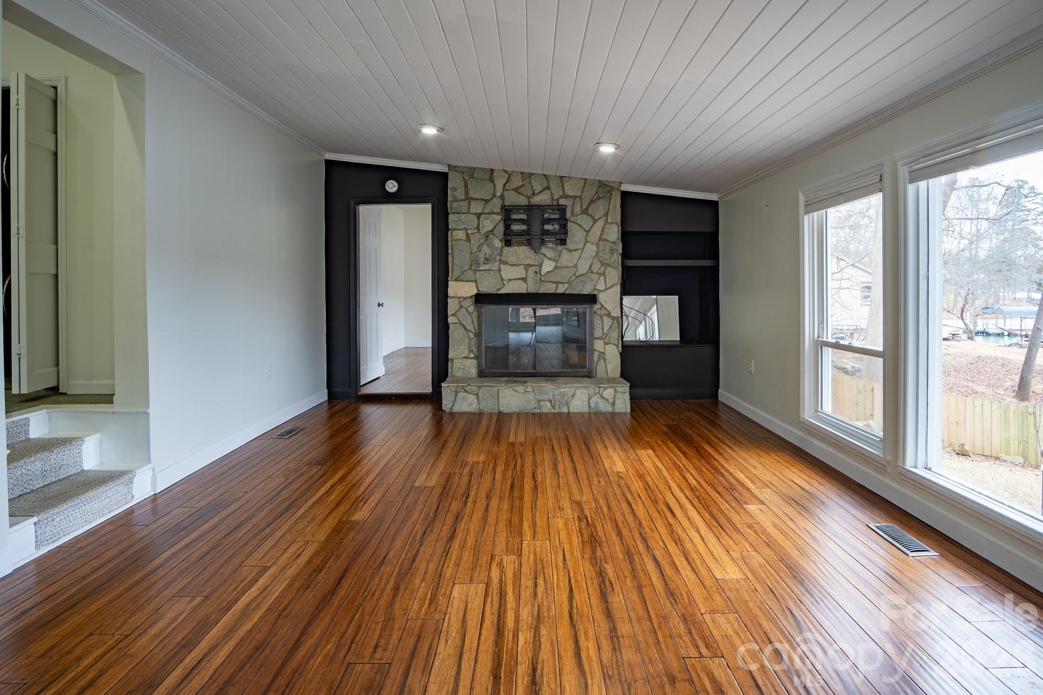 208 Island View Road — Mount Holly