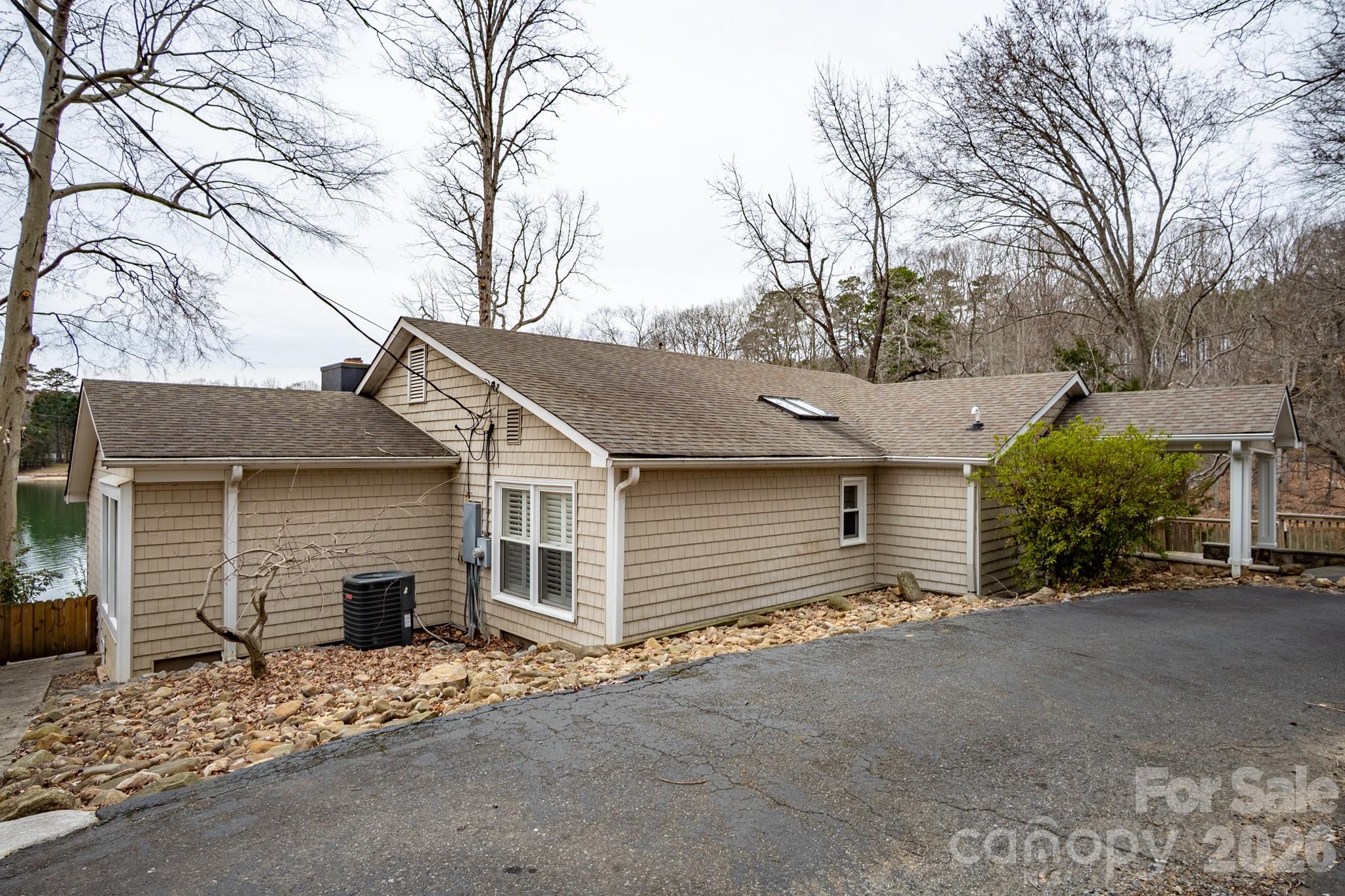 208 Island View Road — Mount Holly