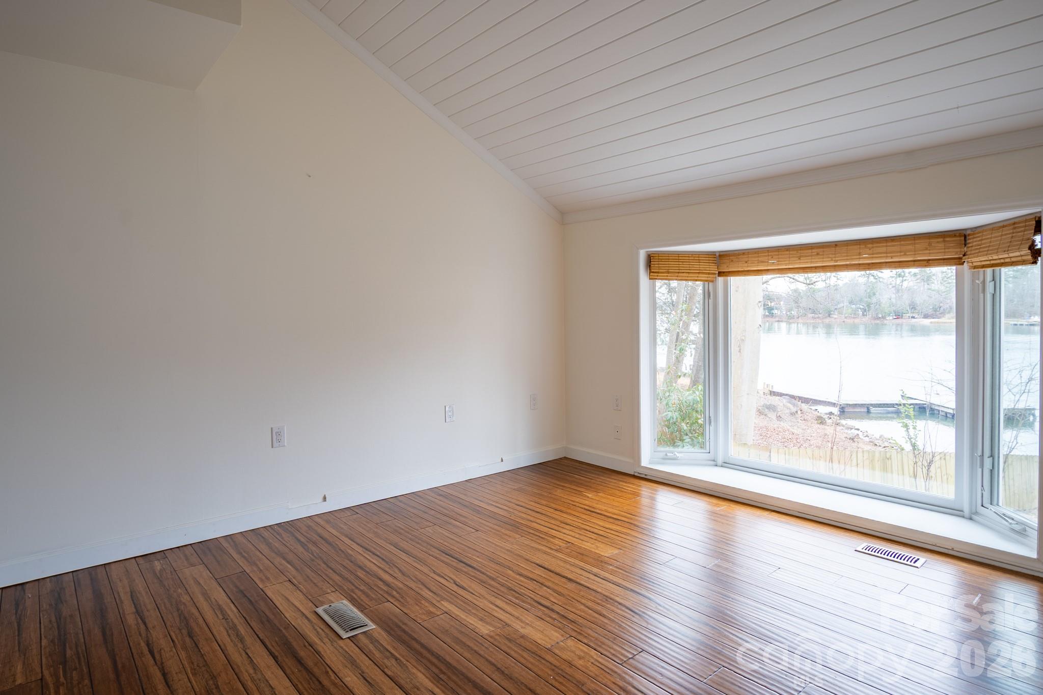 208 Island View Road — Mount Holly