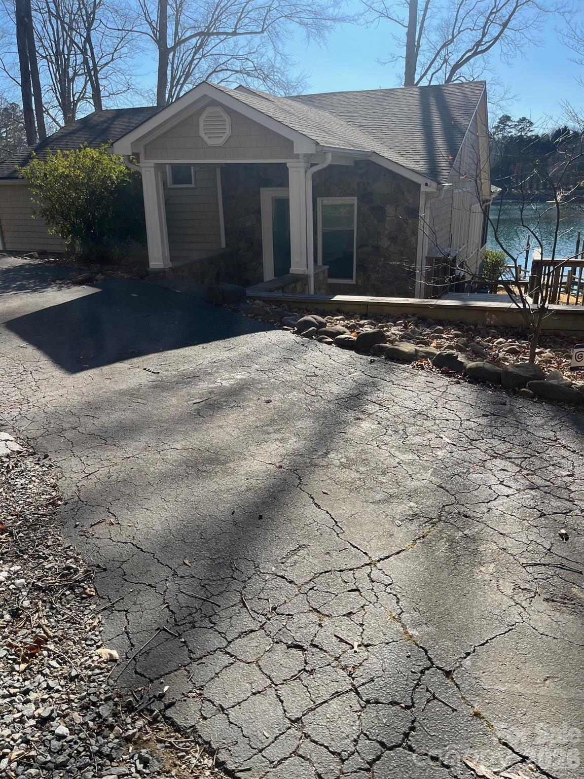 208 Island View Road — Mount Holly