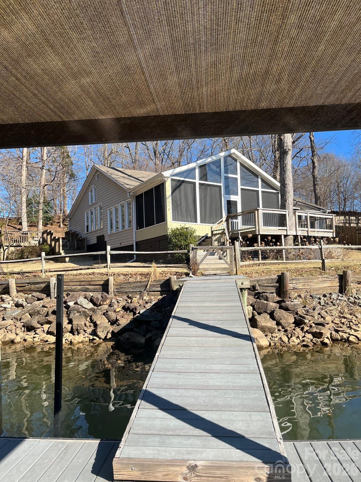 208 Island View Road — Mount Holly