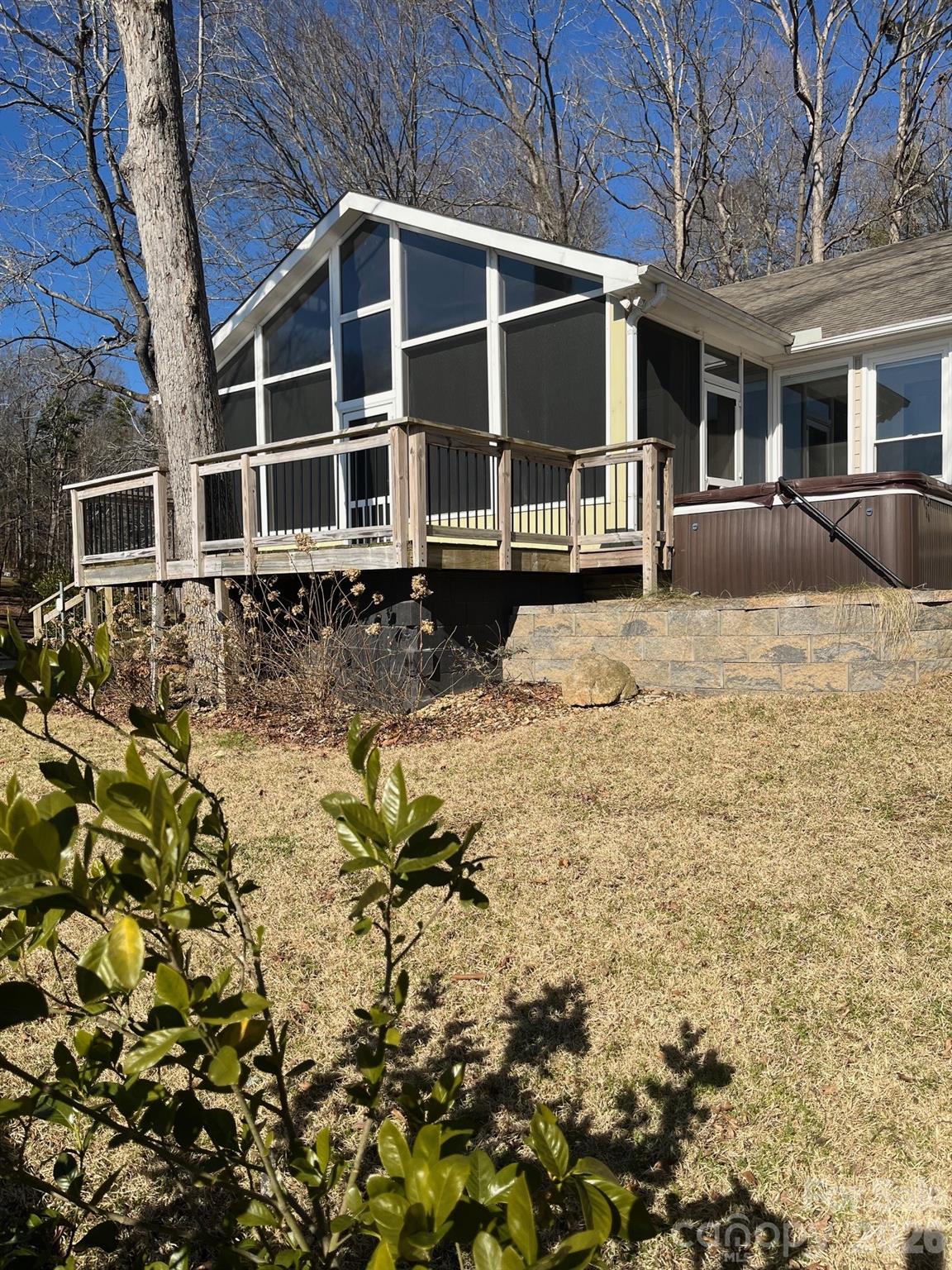 208 Island View Road — Mount Holly