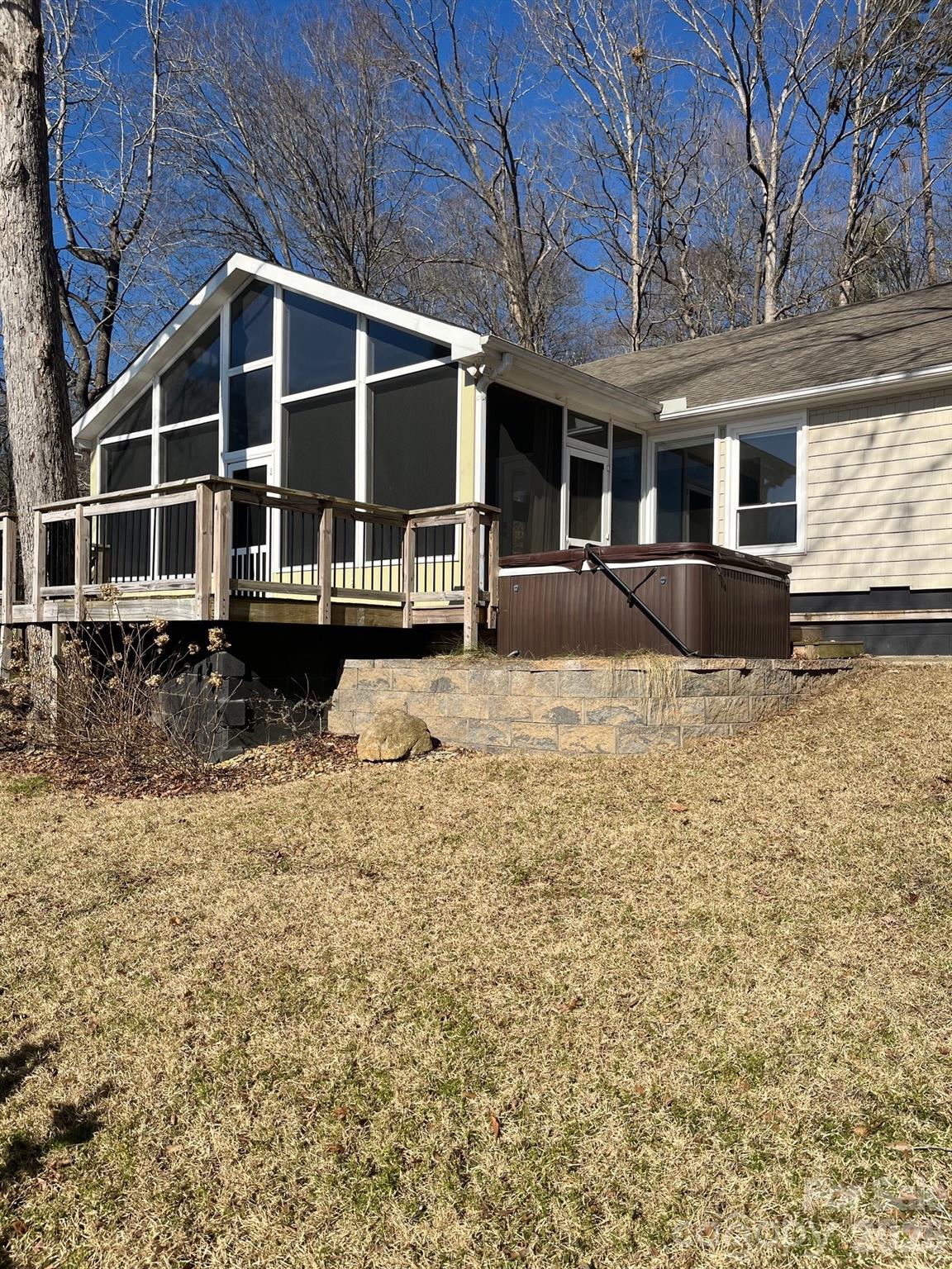 208 Island View Road — Mount Holly