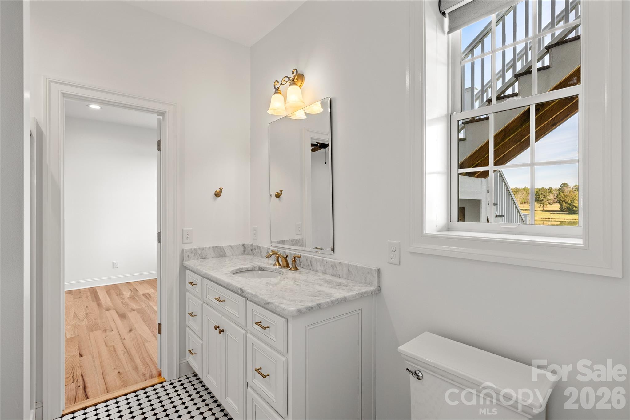 490 Mapleton Lane — Columbus