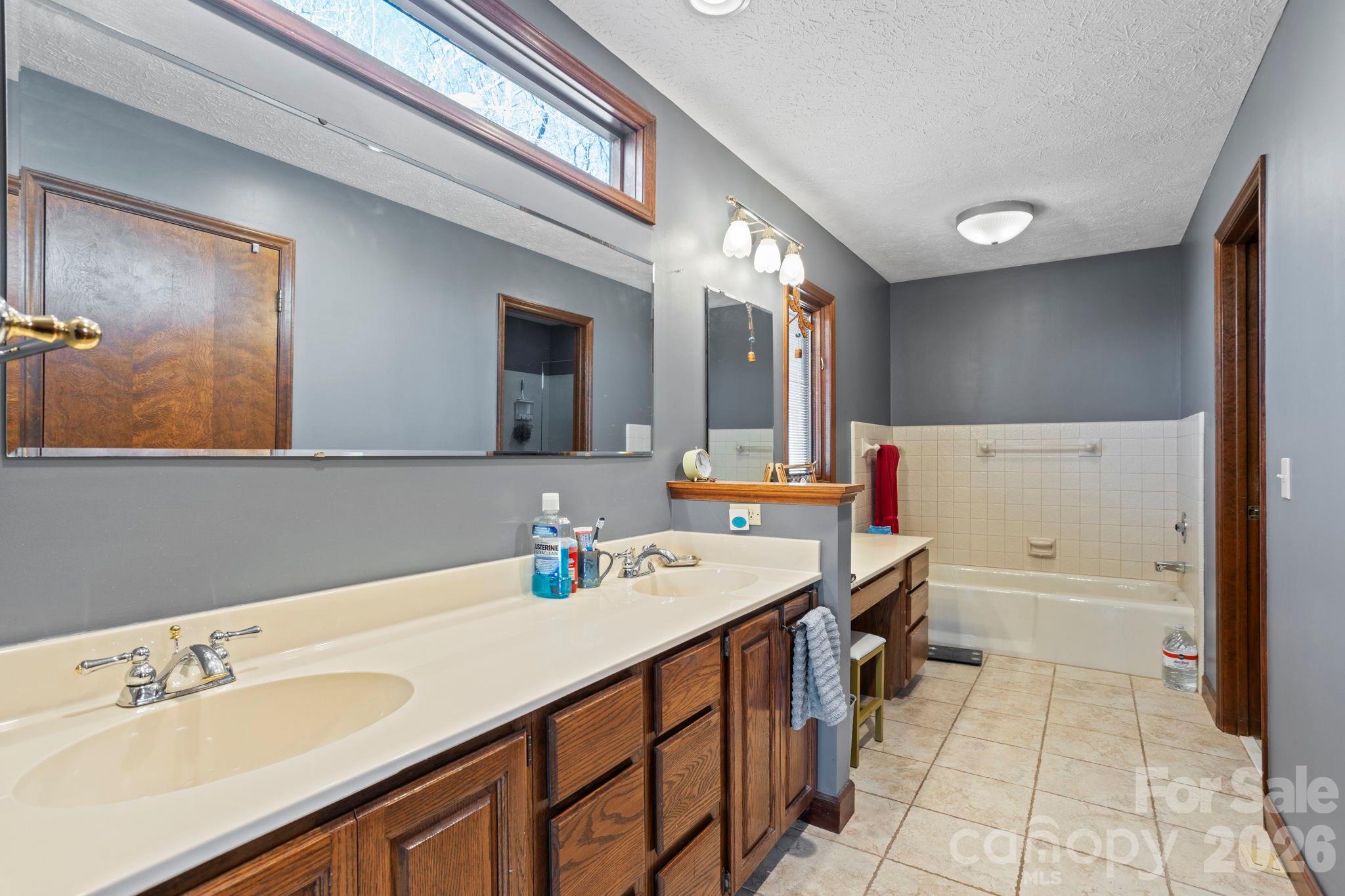 404 W Browning Road — Hendersonville