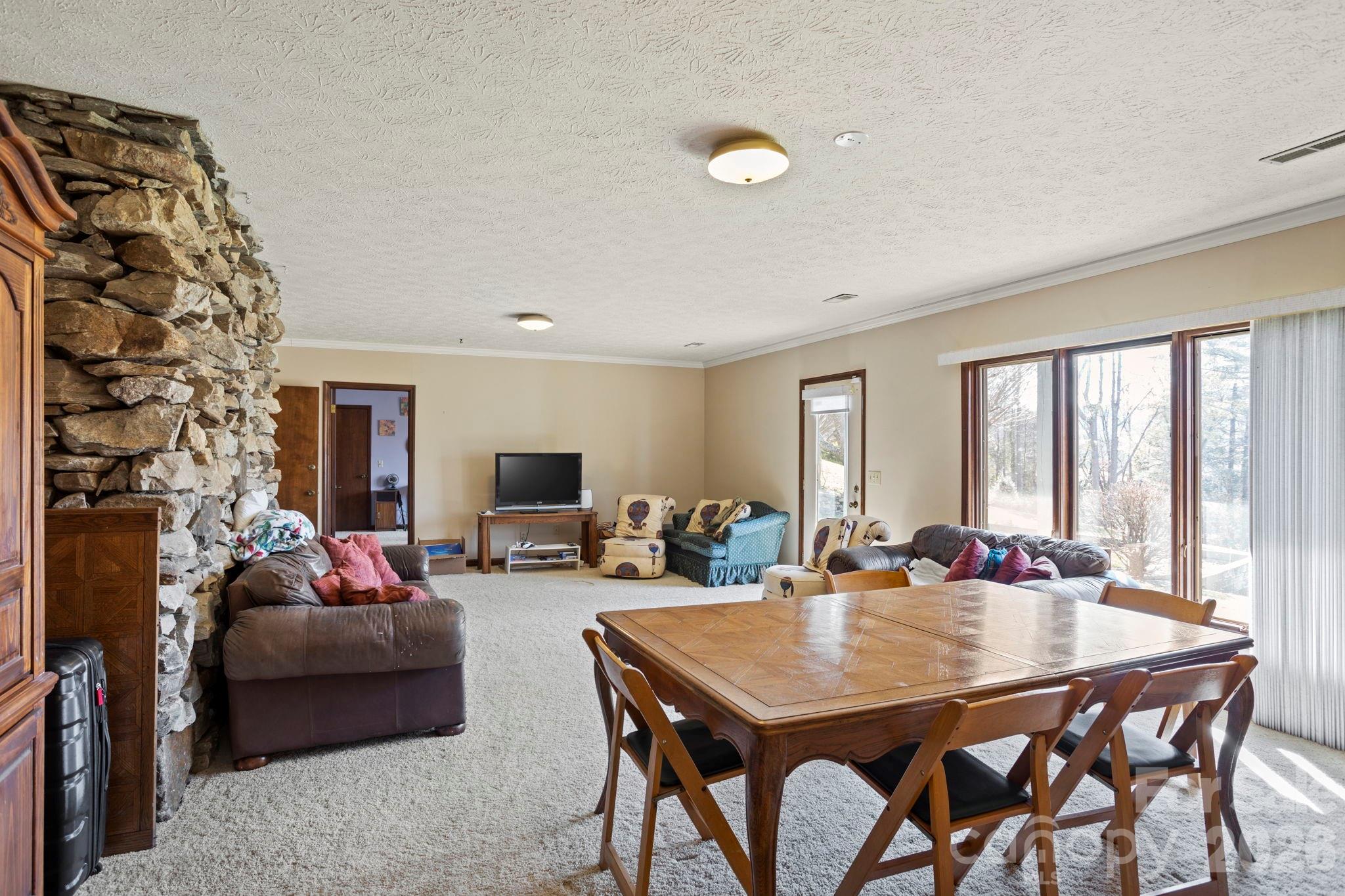 404 W Browning Road — Hendersonville