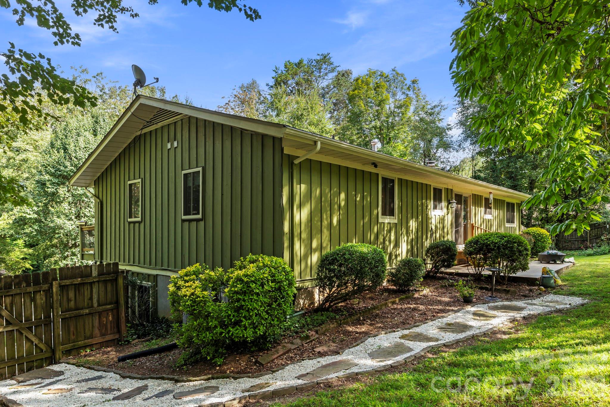 3017 Chestnut Tree Road — Hendersonville