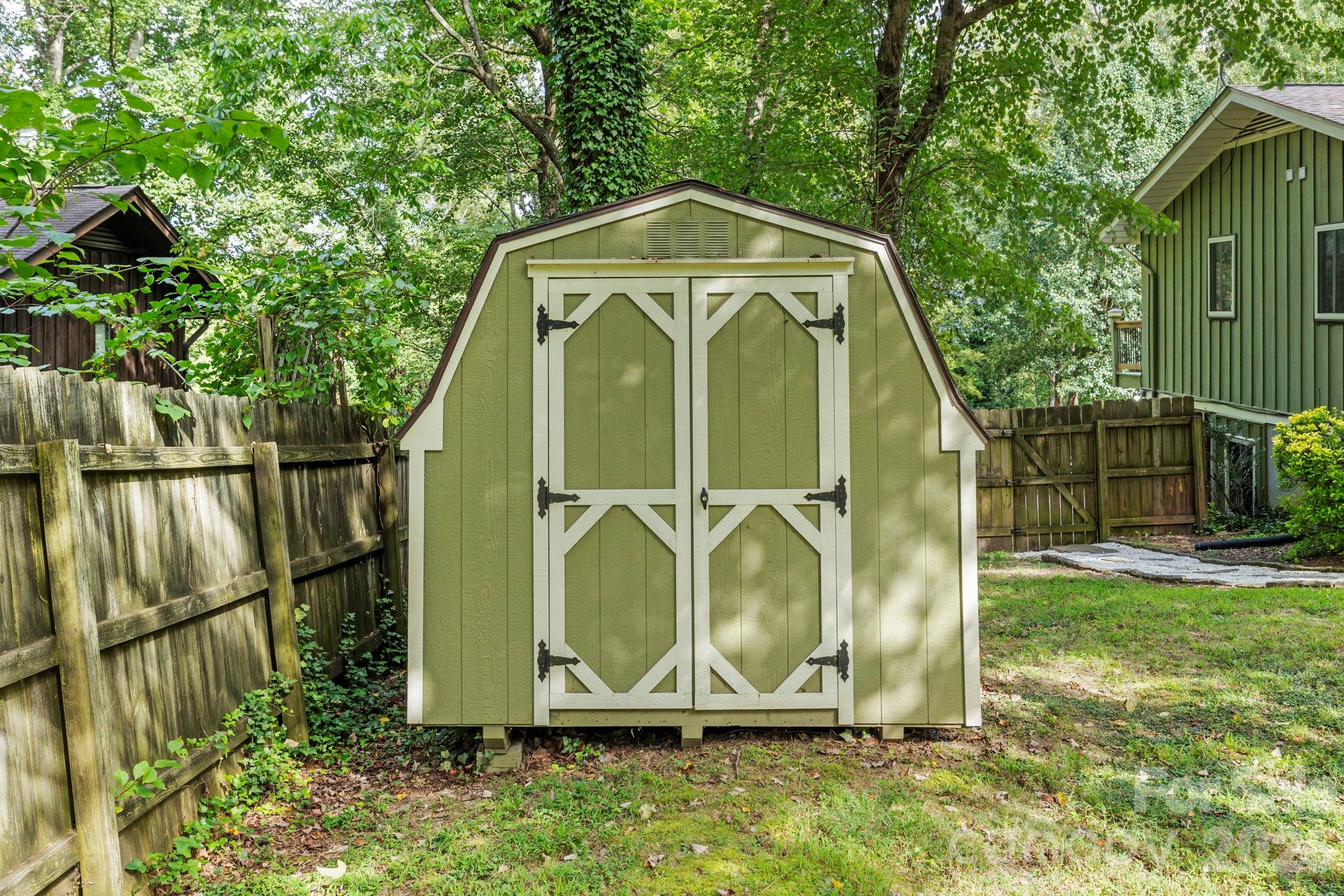 3017 Chestnut Tree Road — Hendersonville
