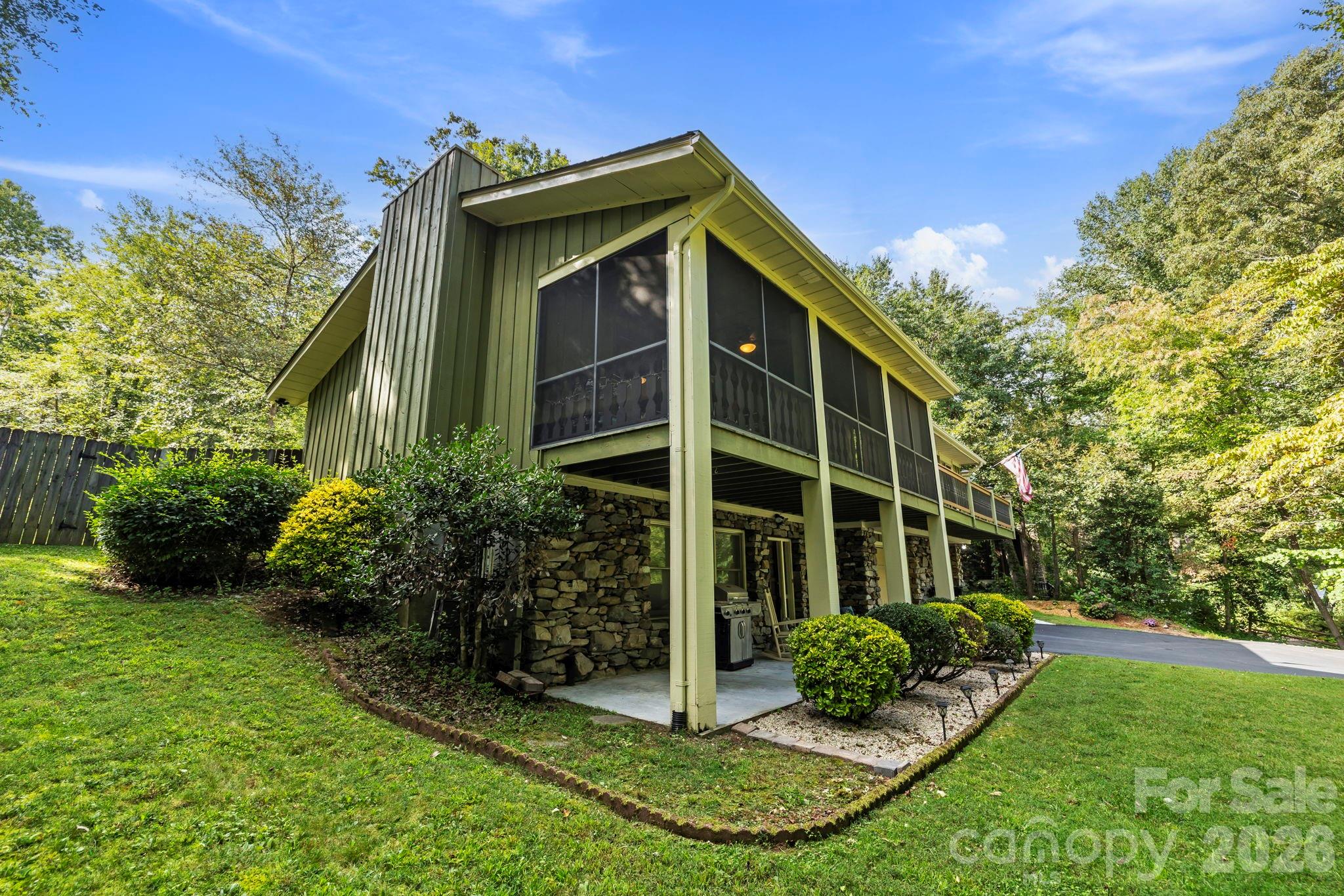 3017 Chestnut Tree Road — Hendersonville