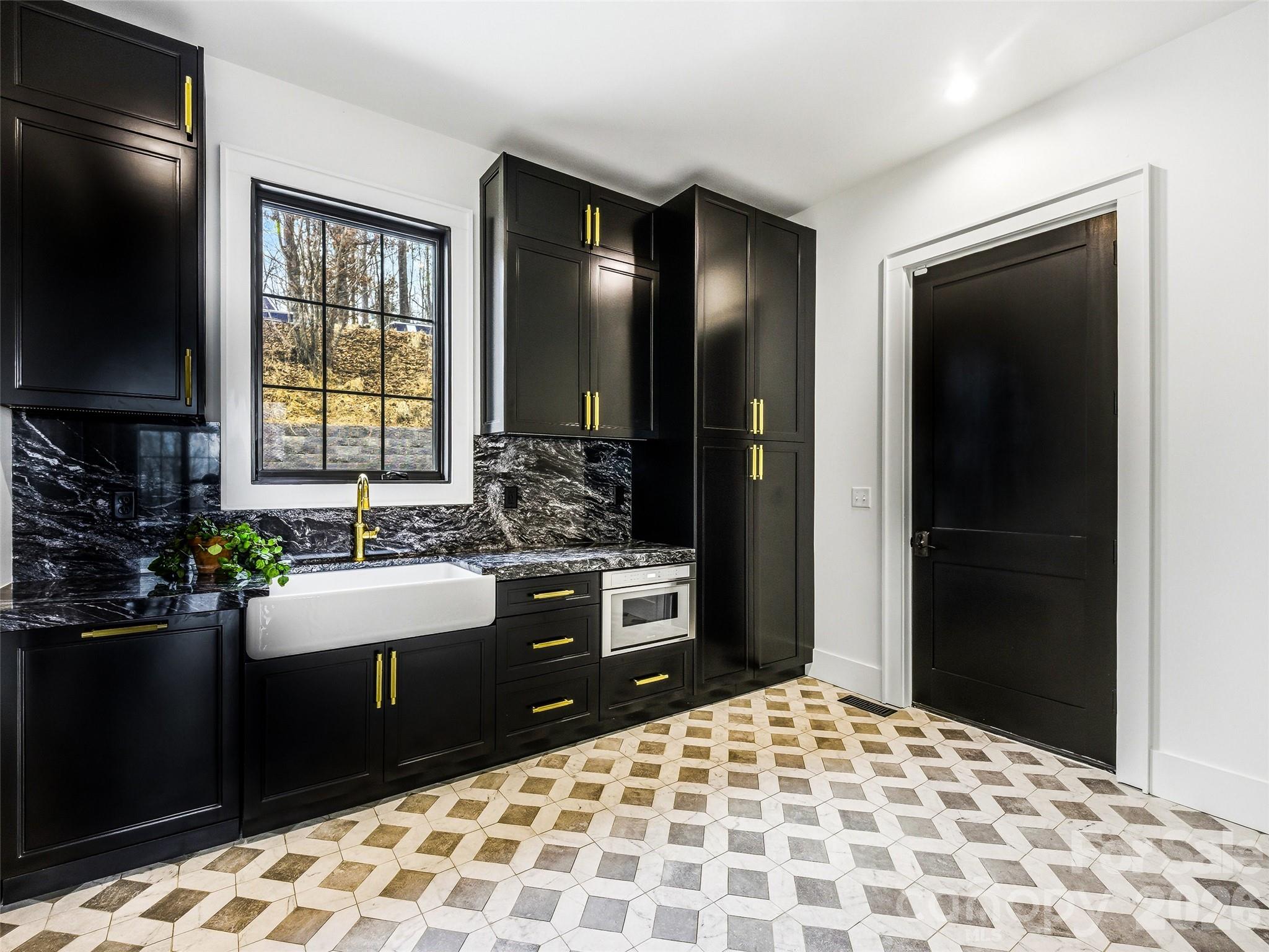 241 Tower Circle — Laurel Park