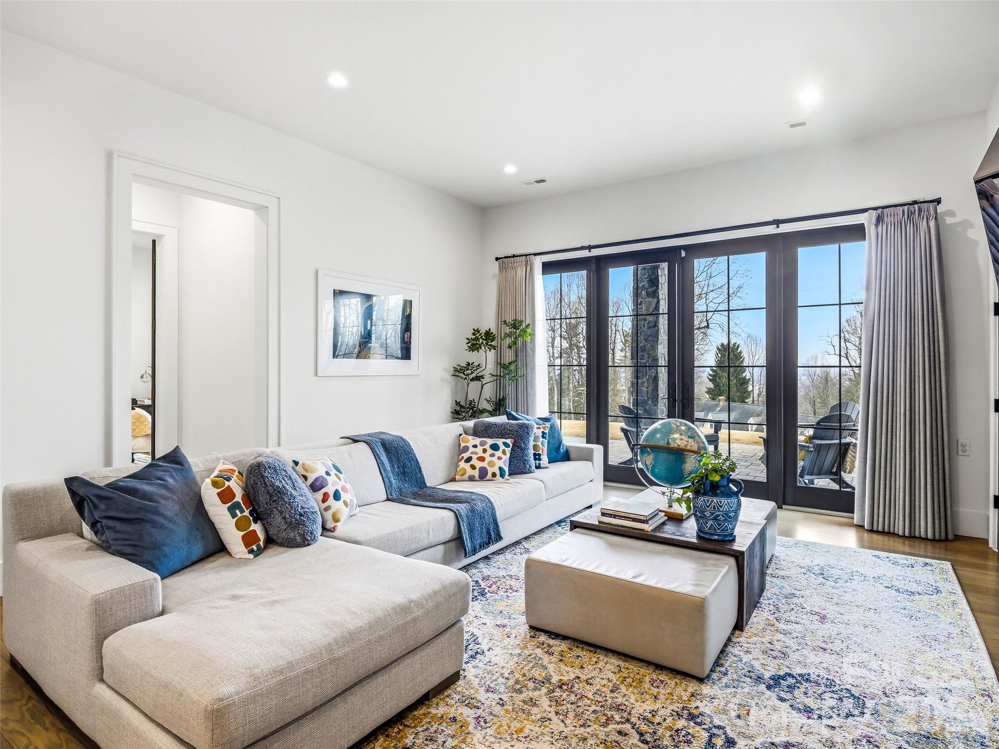 241 Tower Circle — Laurel Park