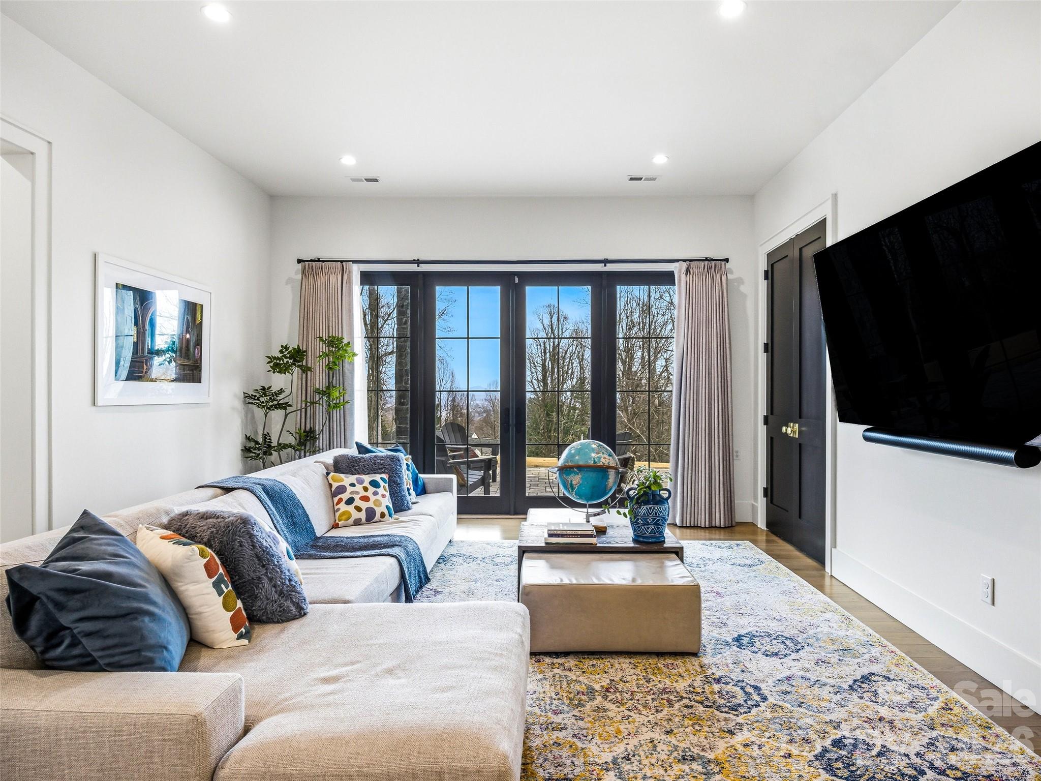 241 Tower Circle — Laurel Park