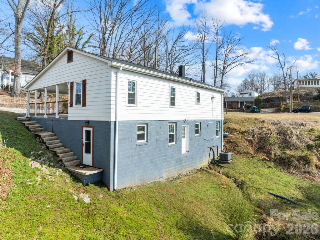 430 Arlington Circle NW — Lenoir