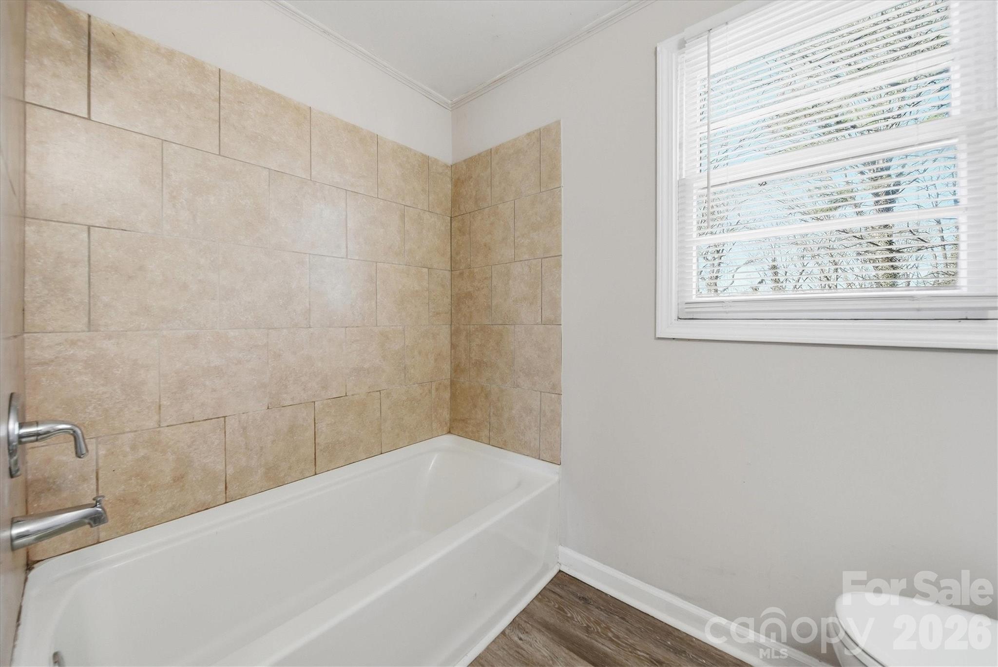 1512 N Deal Avenue — Newton