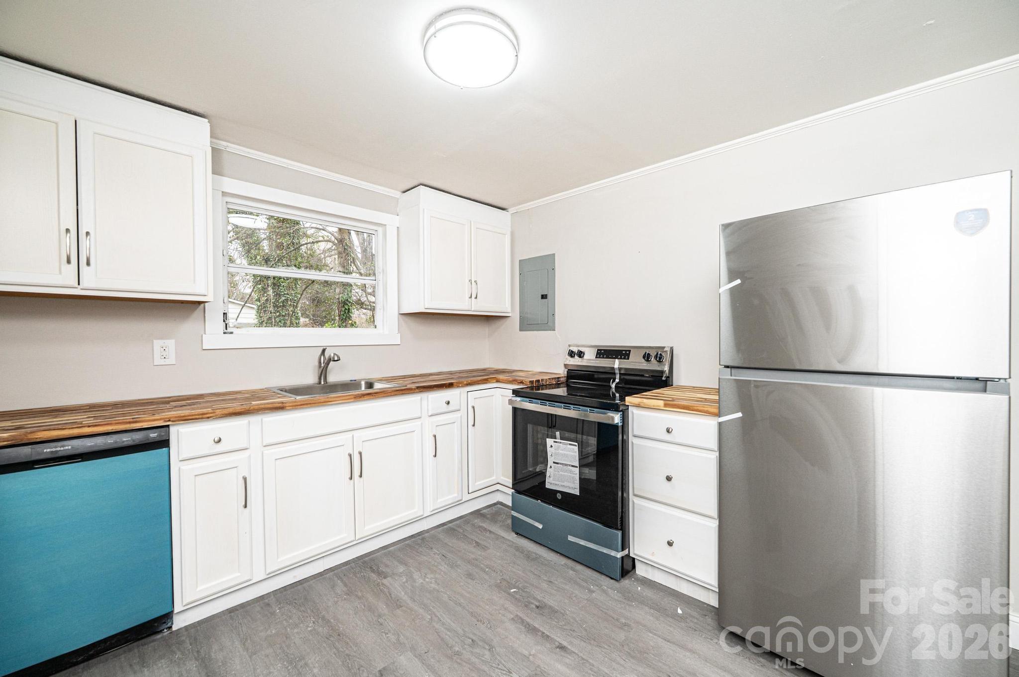 25 N Davis Avenue — Newton