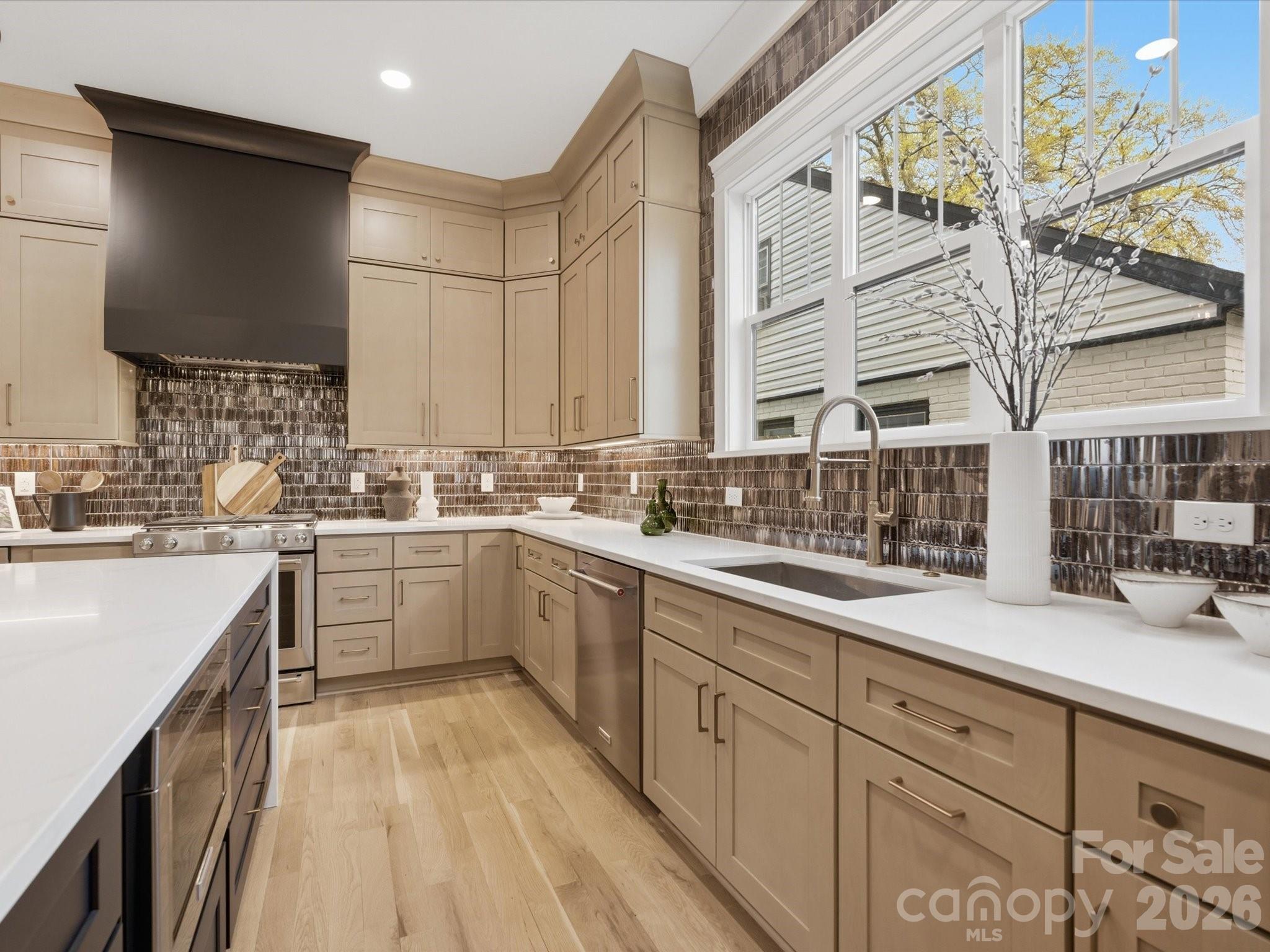 431 W Peterson Drive — Charlotte