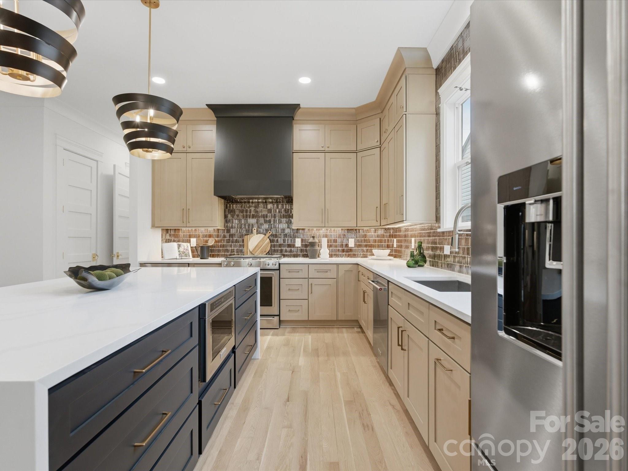 431 W Peterson Drive — Charlotte